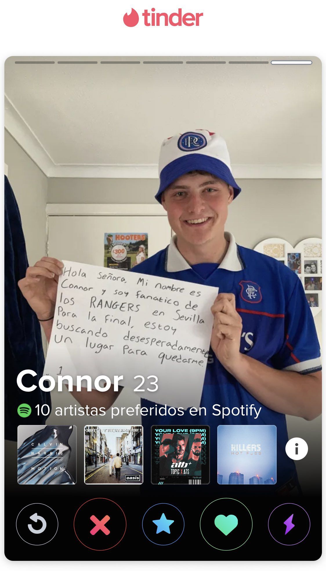 A 23 éves Connor még a Tinderen is próbálkozott, hogy szállást szerezzen / Fotó: Twitter