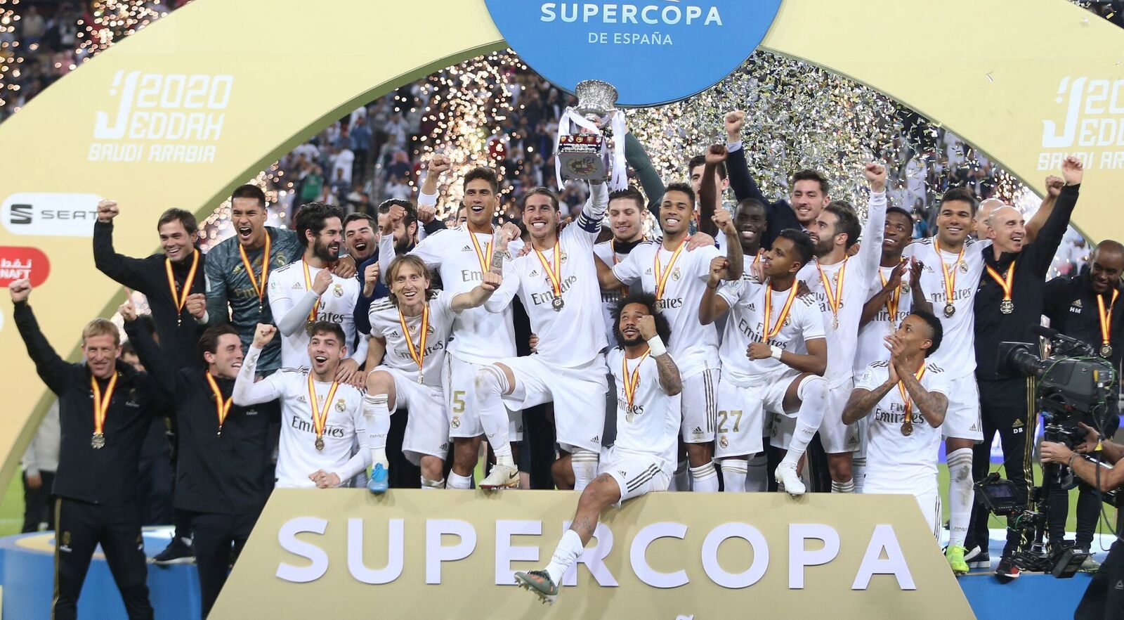A Real Madrid játékosai ezért utaztak Szaúd-Arábiába: megszerezték a trófeát, volt mit ünnepelniük / Fotó: MTI/EPA Ali Alqarni
