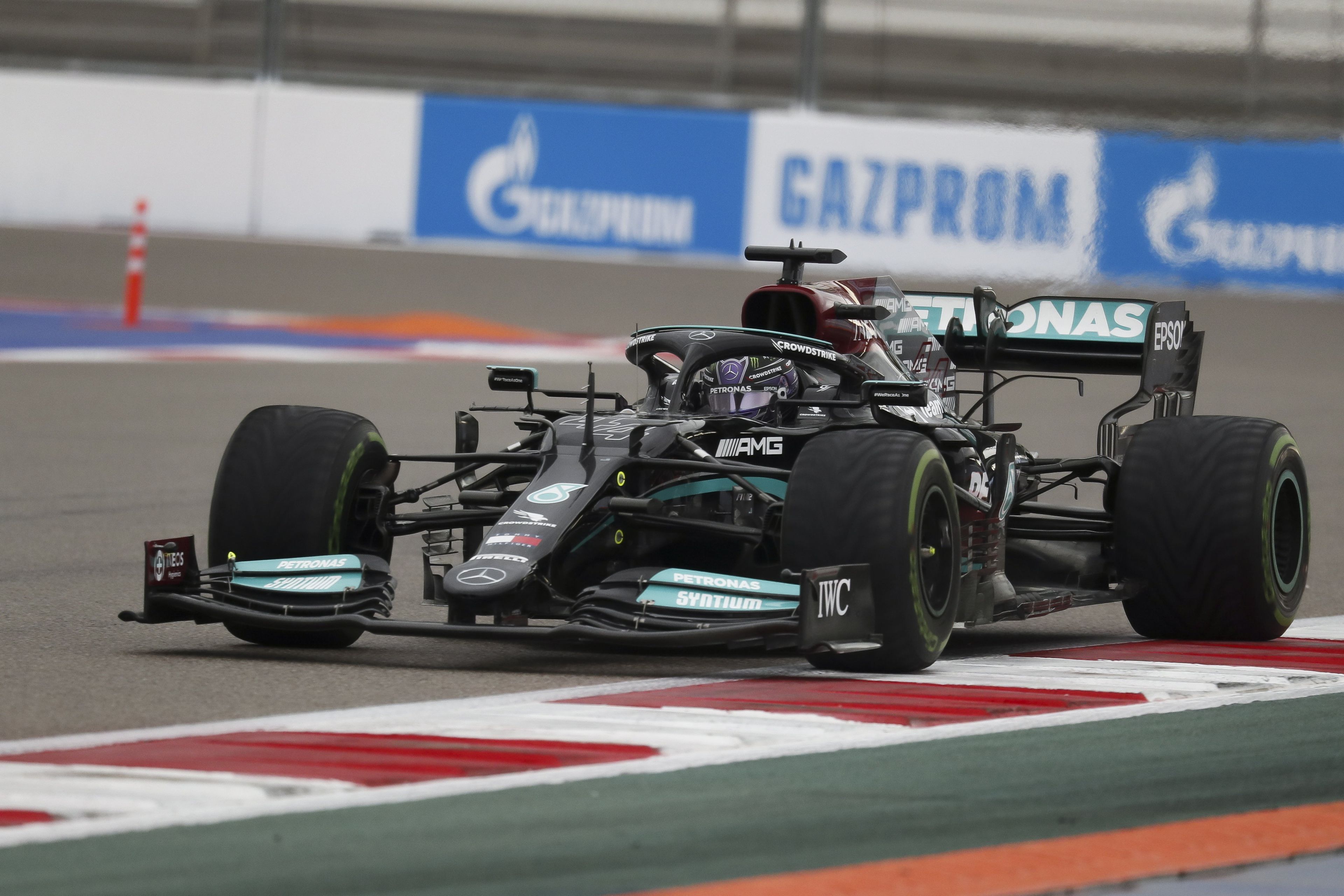 Lewis Hamilton, a Mercedes brit versenyzője a Forma-1-es autós gyorsasági világbajnokság Orosz Nagydíjának időmérő edzésén a Szocsi Autodrom versenypályán. / Fotó: MTI/EPA/Jurij Kocsetkov