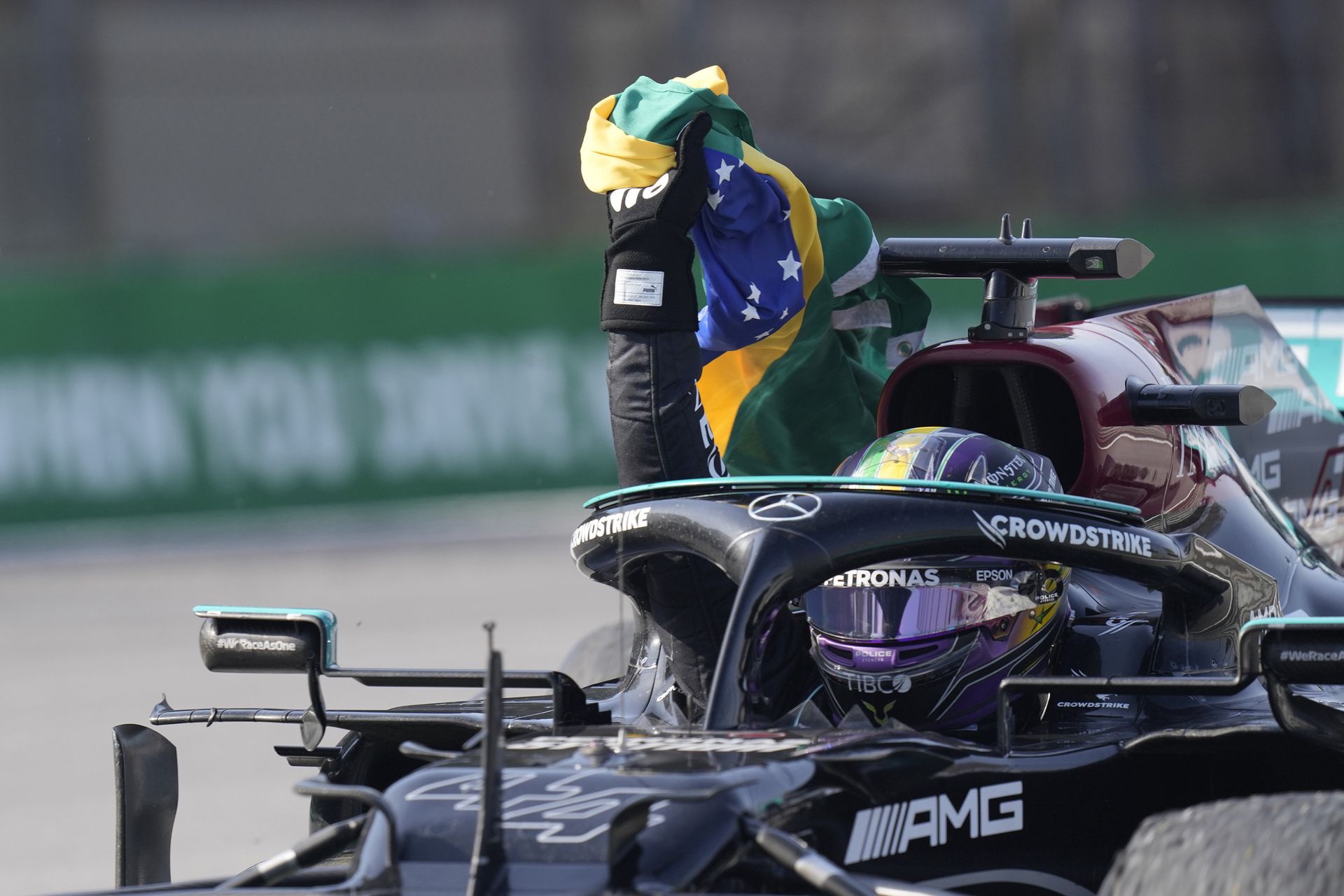Lewis Hamilton szenzációs versenyzést mutatott be / Fotó: MTI/AP/Andre Penner