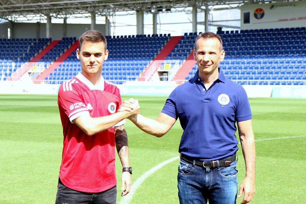 Az élvonal gólkirálya, Radó András (balra, a Vasas Kubala Akadémiát vezető Nagy Miklóssal fog kezet) is aláírt az angyalföldiekhez /Fotó: VASAS FC