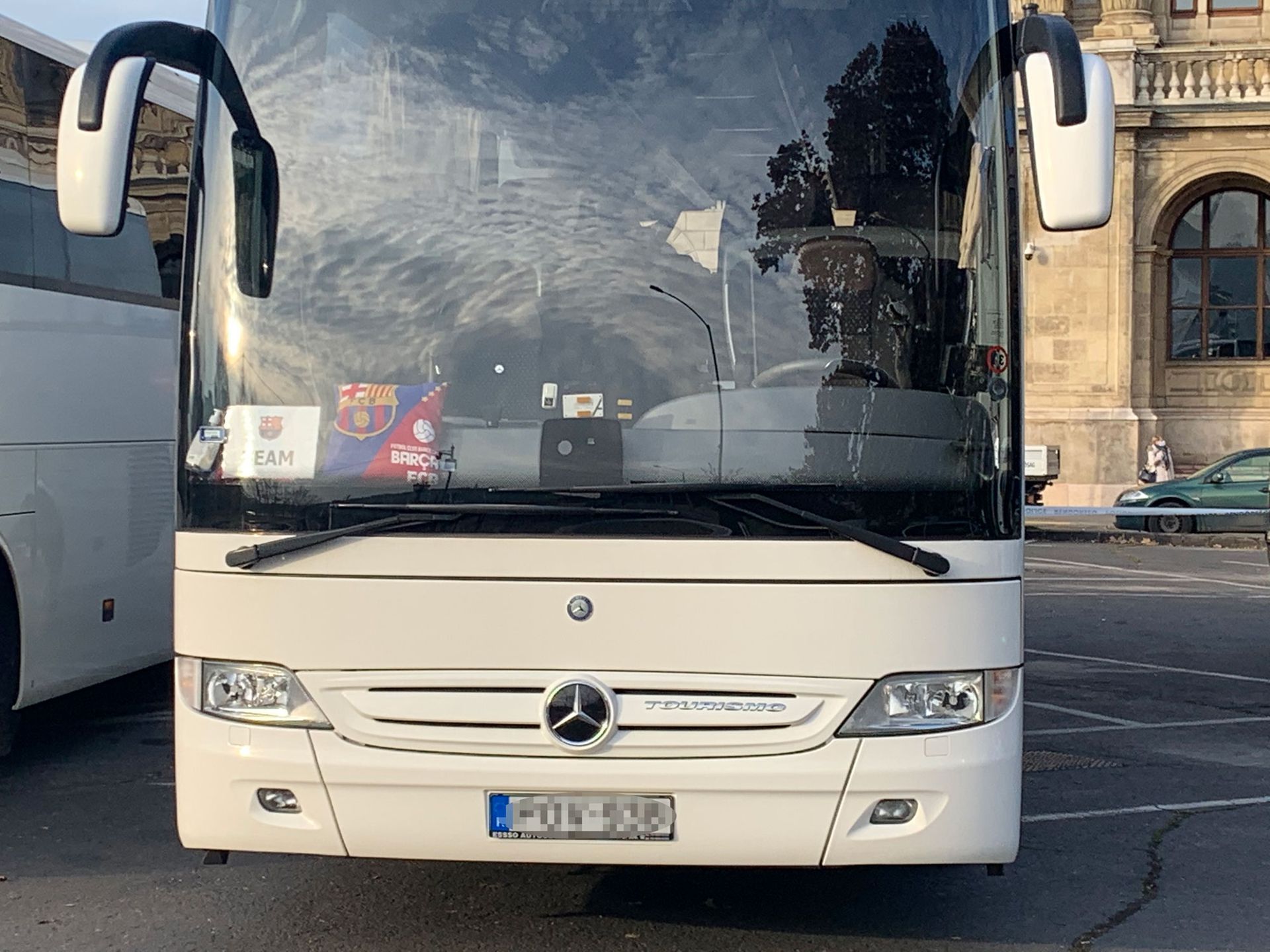 A Barcelona futballcsapata a közeli szállodában szállt meg, így a busz is a közelben parkolt. / Fotó: Balázs Barnabás