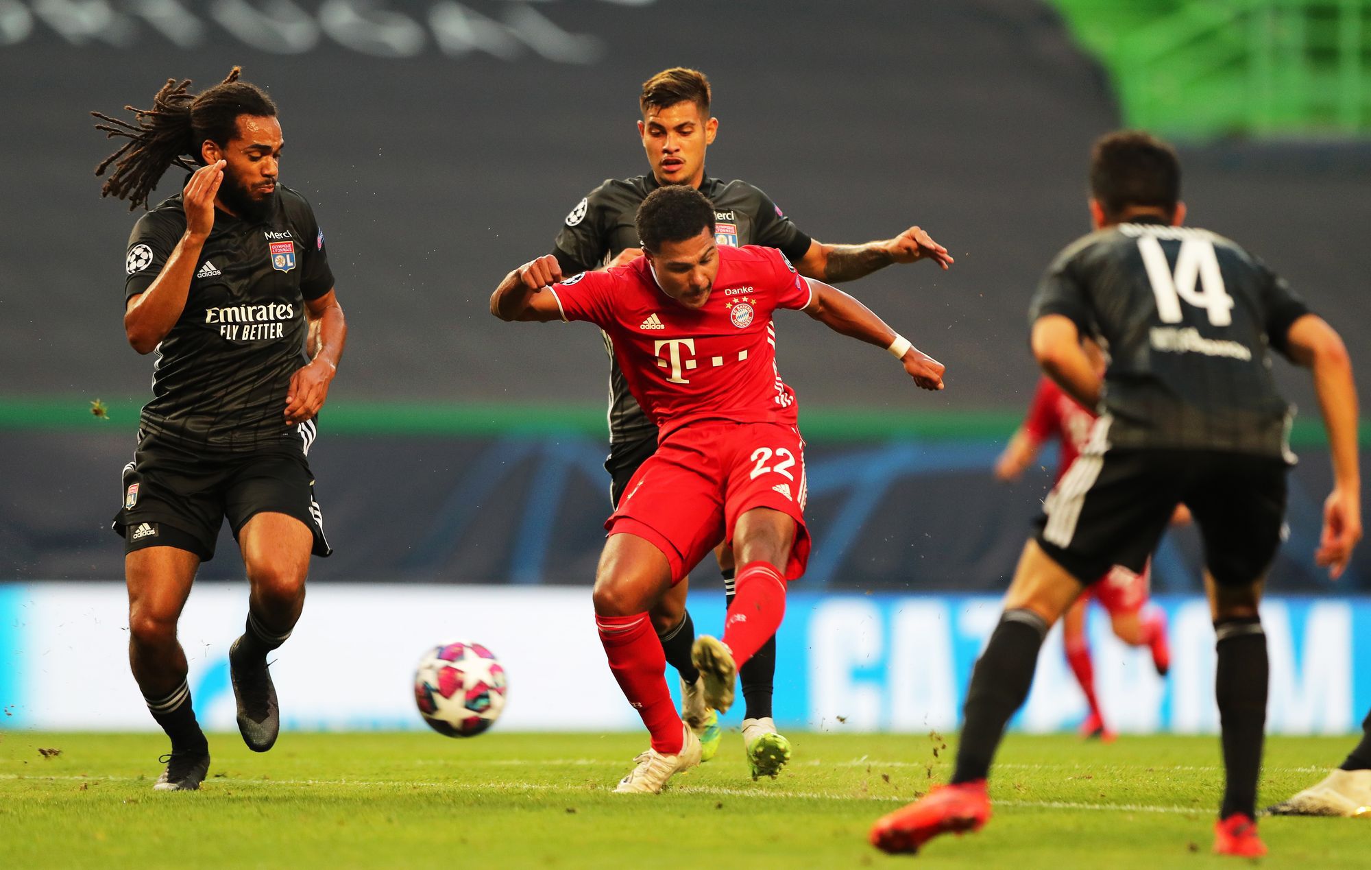Serge Gnabry (piros mezben) kettőt lőtt az elődöntőben a Lyonnak. Együttese, a Bayern százszázalékos mérleggel lehet a BL királya/ Fotó:  EPA/ Miguel A Lopes