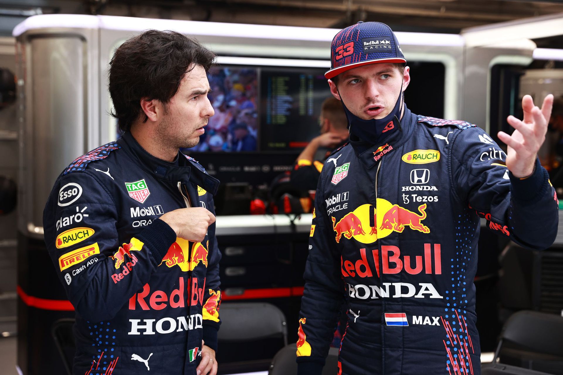 Mindkét Red Bull Racing pilóta pórul járt Mogyoródon: Sergio Pérez (balra) kiesett és tönkrement a motorja, míg Max Verstappen csak kilencedikként ért célba és elveszítette vezető helyét a világbajnoki pontversenyben / Fotó: GettyImages