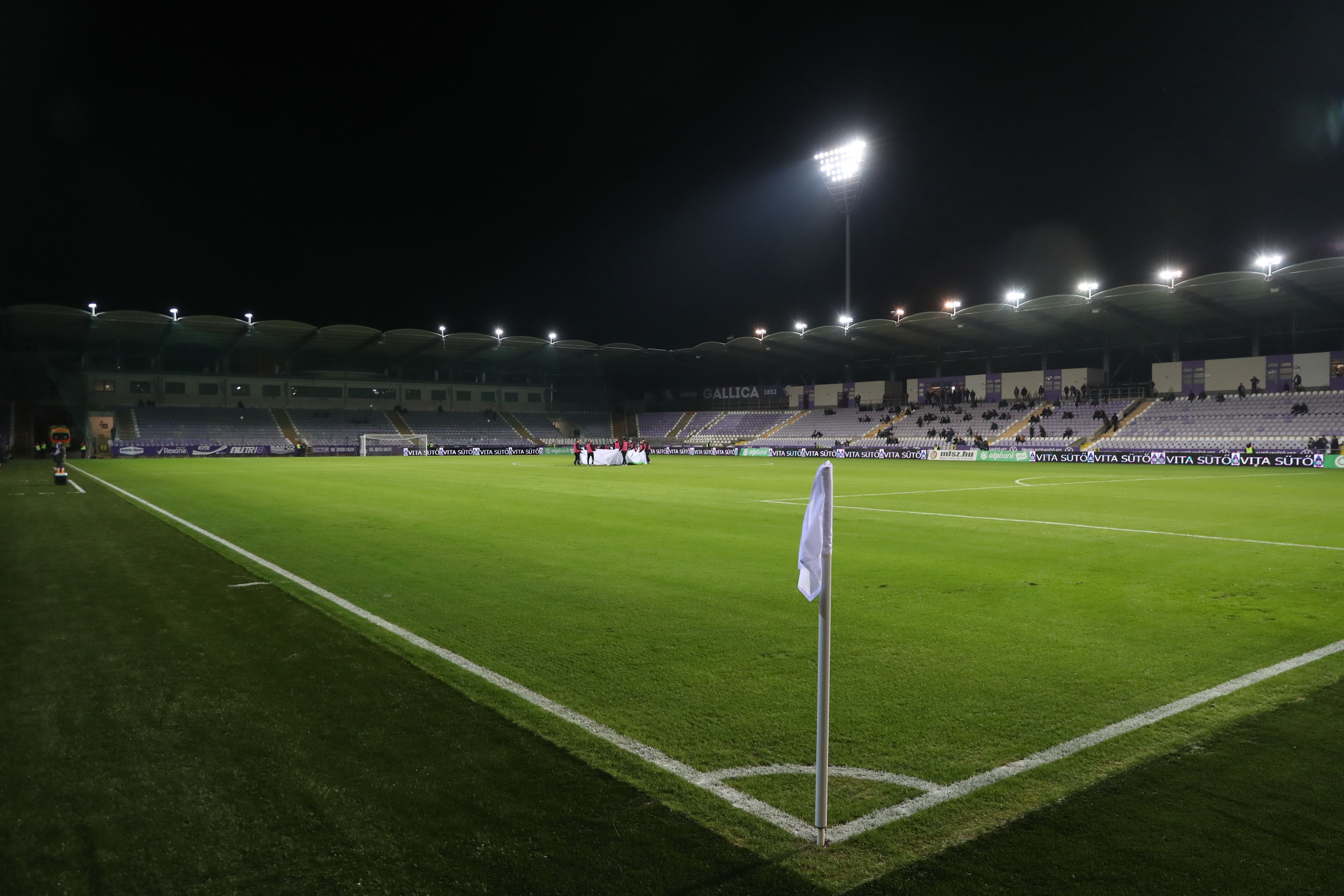 A Szusza Ferenc Stadion gyepszőnyege alkalmatlan a játékra, ez a kép a hétvégi Mol Vidi elleni meccsen készült / Fotó: Pozsonyi Zita