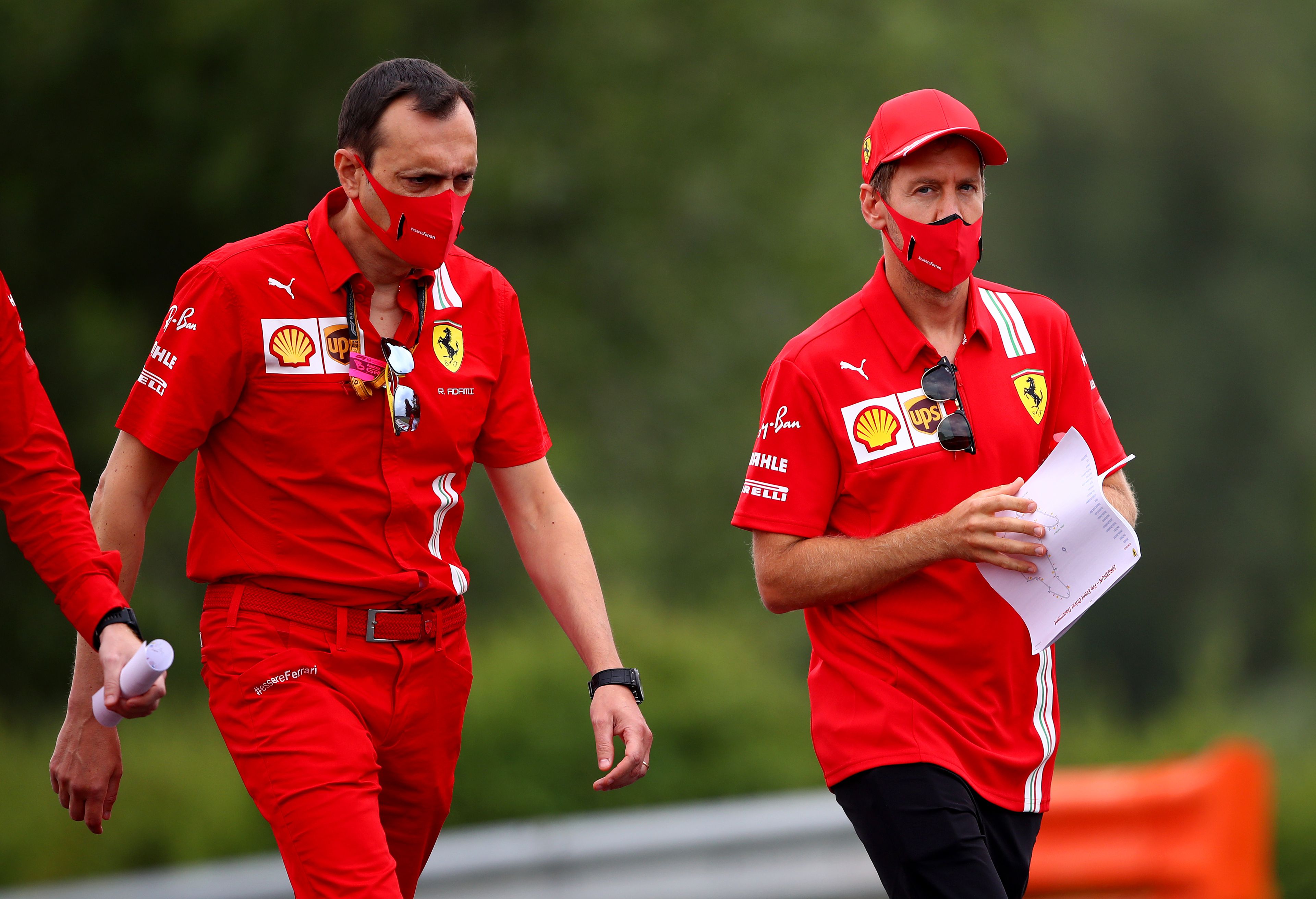 Sebastian Vettel, a Ferrari négyszeres világbajnok német versenyzője is speciális, töbszűrős arcmaszkot viselve érkezett Mogyoródra/Fotó: Getty Images
