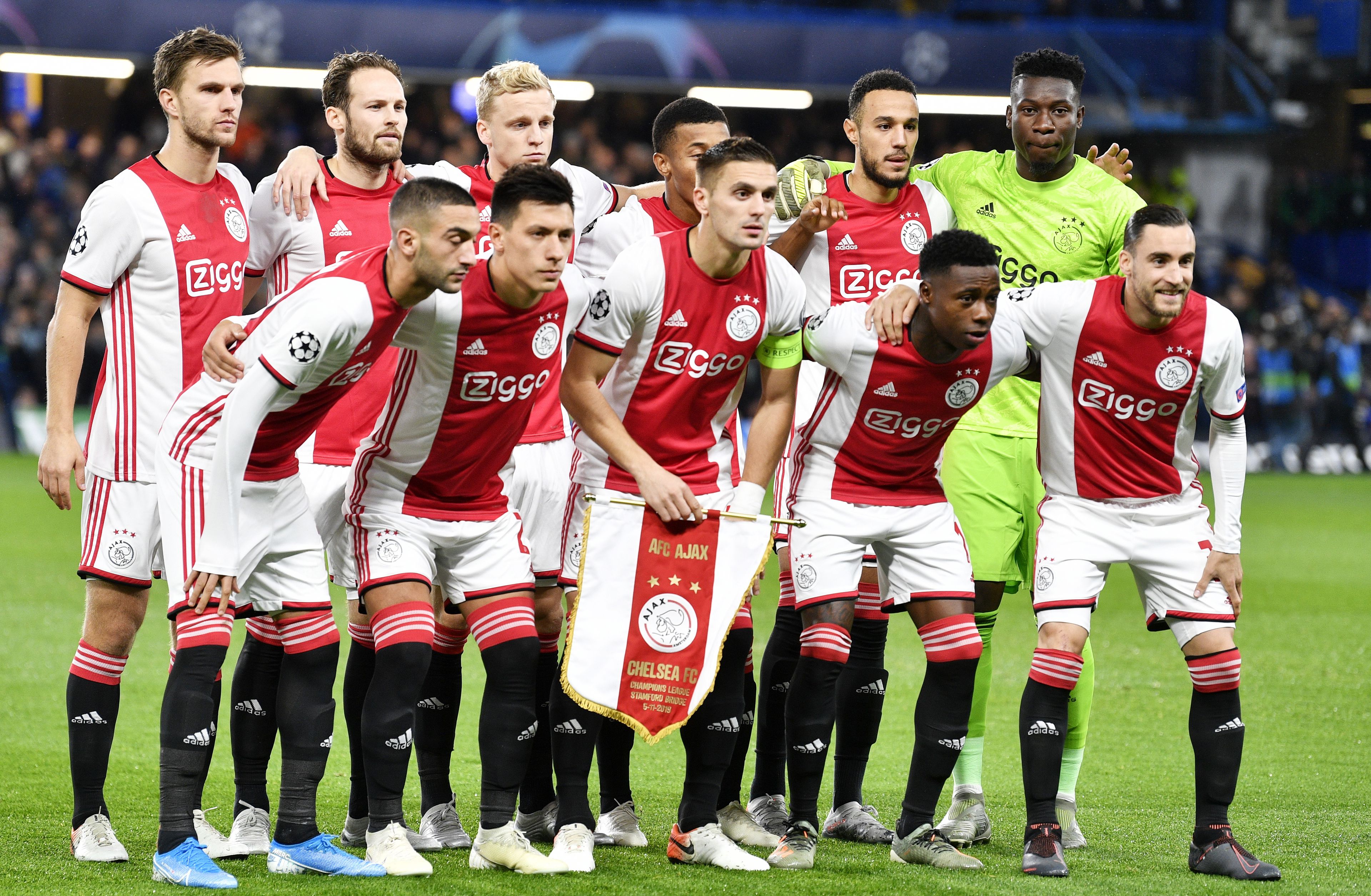 11 játékos fertőződött meg az Ajaxnál /EPA/NEIL HALL
