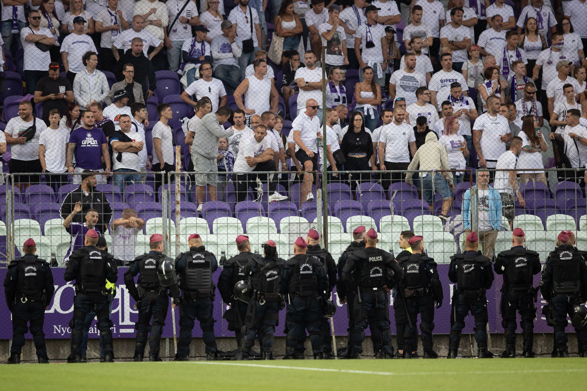 A jelentős rendőri biztosításnak köszönhetően nem történt nagy balhé a stadionban/Blikk-Zsolnai Péter