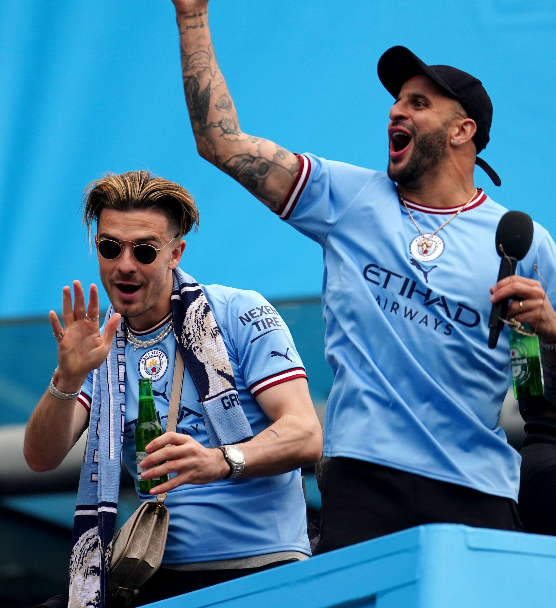 Grealish (balra) az aranyérem ünneplése közepette rengeteg sört ivott a Manchester City nyitott buszán/Getty Images