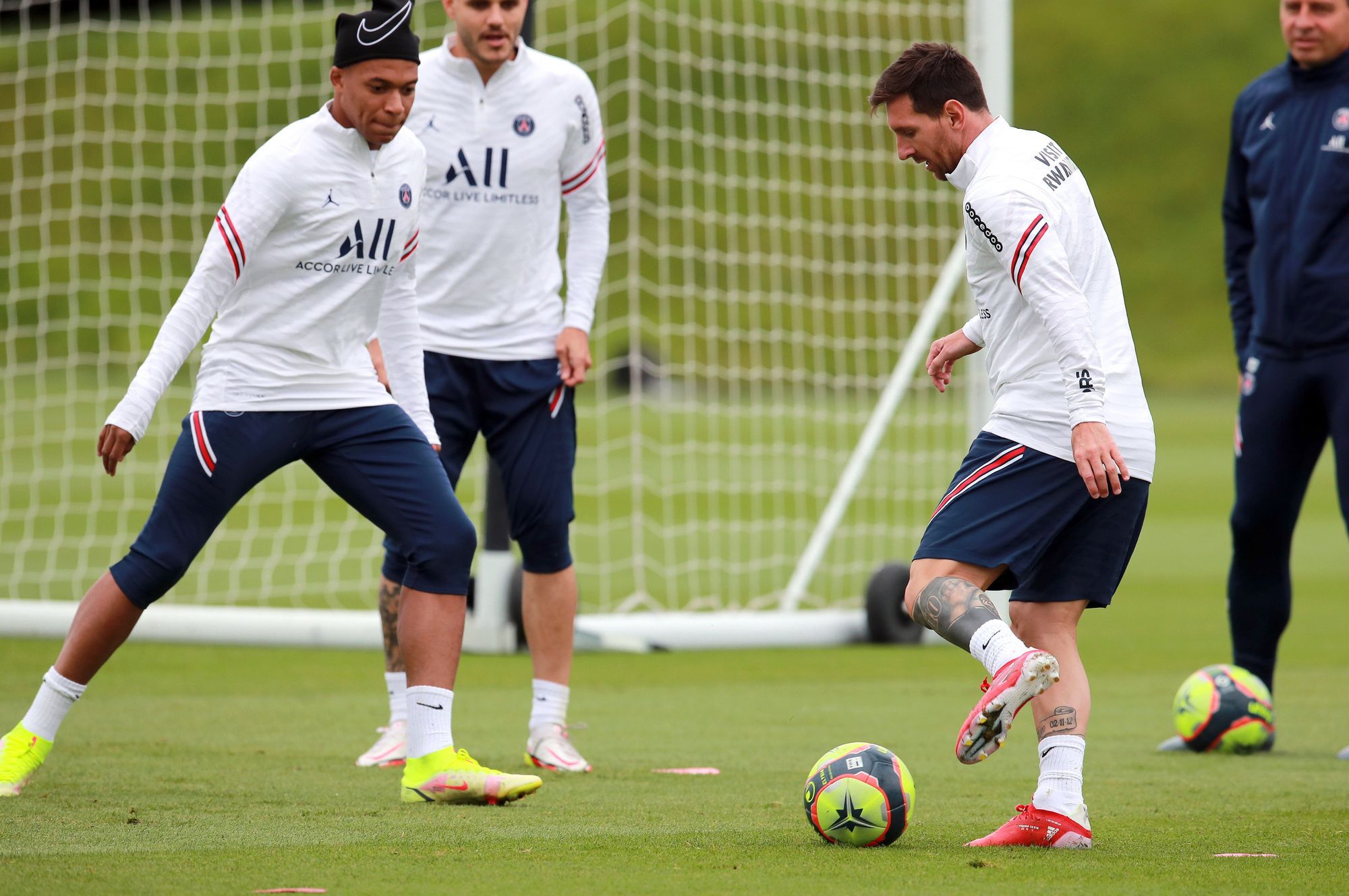A PSG két sztárja, Lionel Messi és Kylian Mbappé a csapatuk edzésén. / Fotó: MTI/EPA/Christophe Petit Tesson