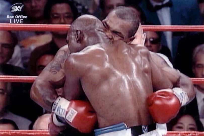 Huszonhárom évvel ezelőtt Mike Tyson megharaptaEvander Holyfieldet, amiért leléptette a bíró