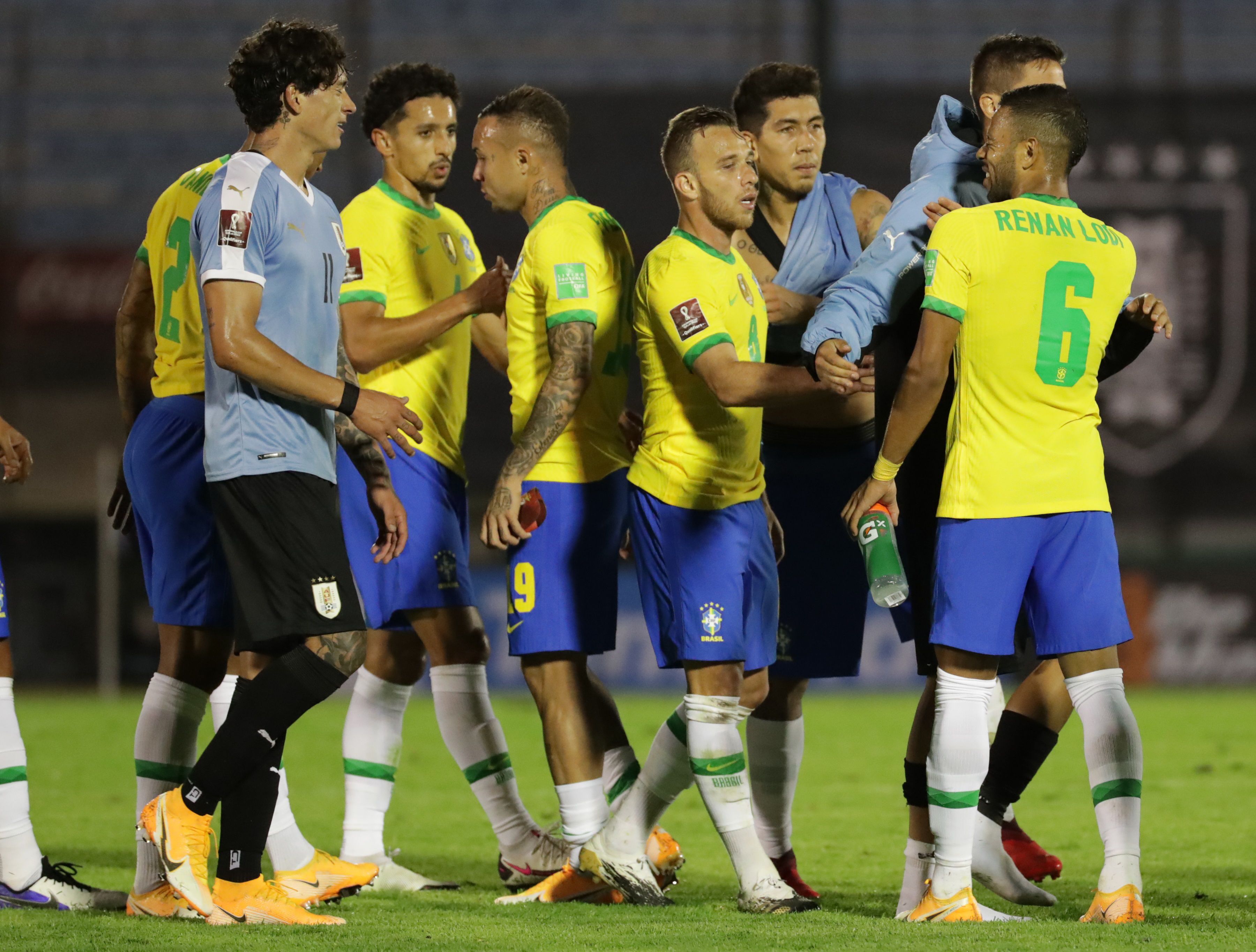 A brazil-uruguayi vb-selejtező után gratulálnak egymásnak a játékosok. Sokuk nem biztos, hogy eljut a március végi meccsekre. / Fotó: EPA/Raul Martinez