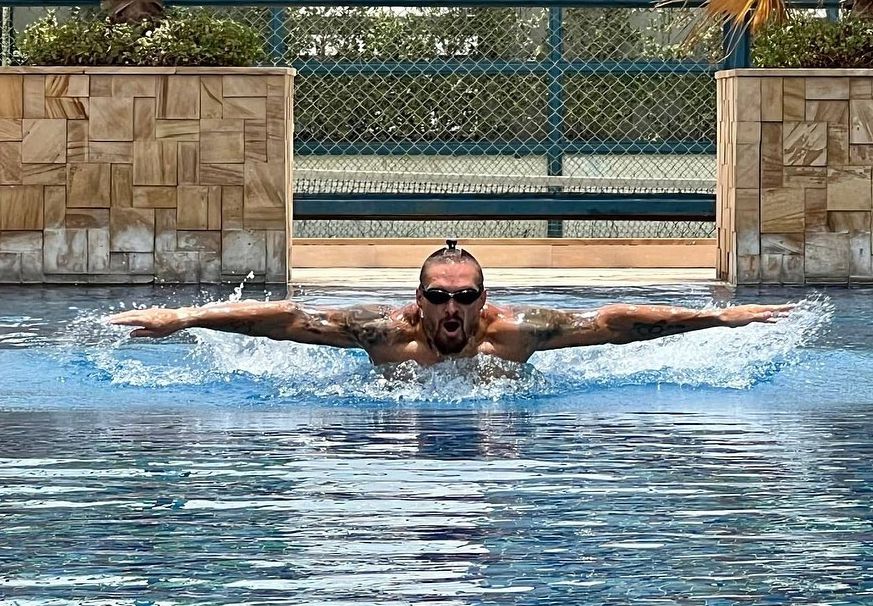 Az ukrán Olekszandr Uszik napi ötórás úszóedzéssel készül a brit Anthony Joshua elleni nehézsúlyú világbajnoki bokszmérkőzésre/Olakszandr Uszik