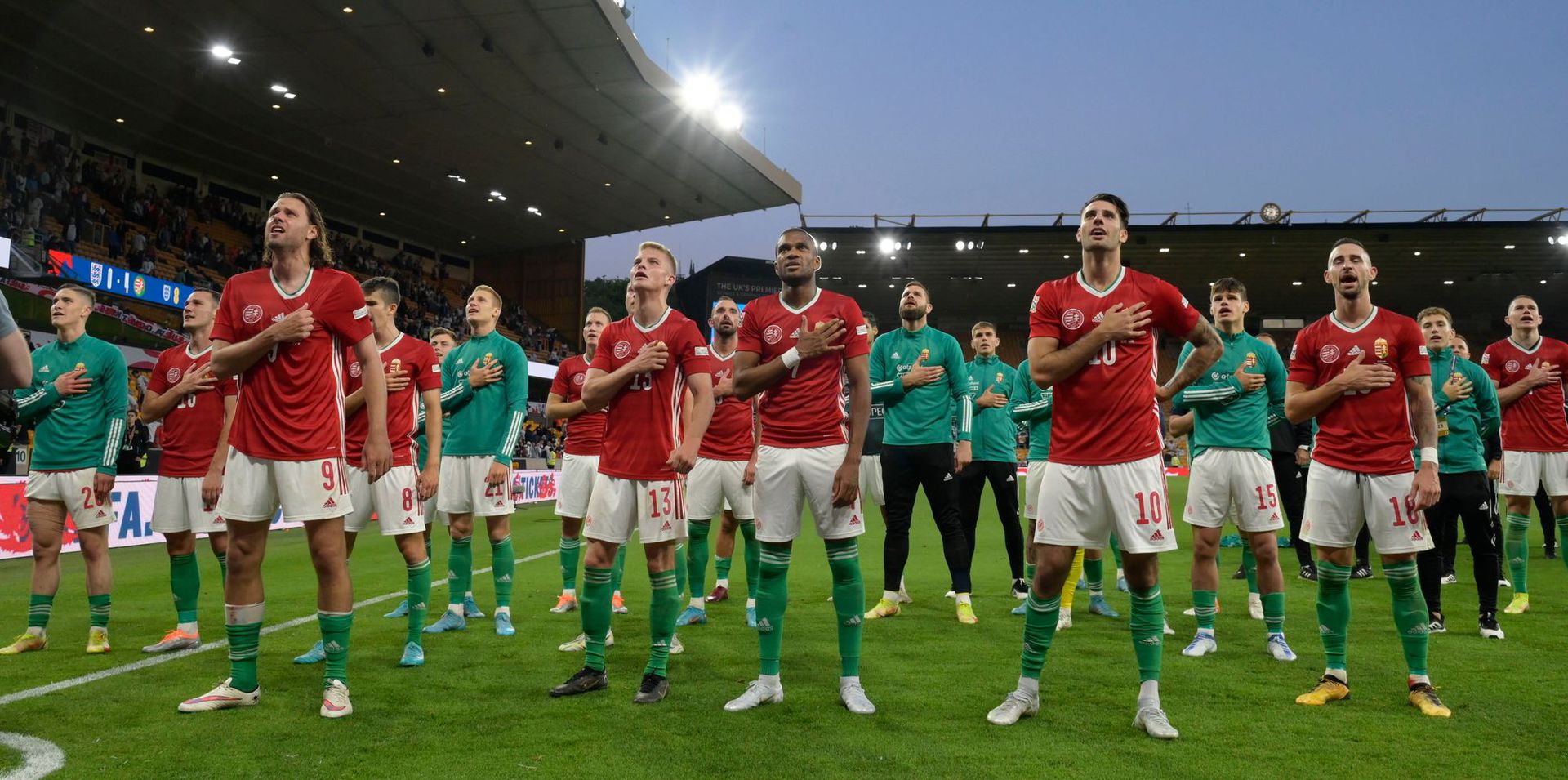 A magyar csapat tagjai a wolverhamptoni Molineux Stadionban 4-0-ra legyőzte az angolokat, utána a szurkolókkal együtt énekelték a Himnuszt / Fotó: MTI/Koszticsák Szilárd
