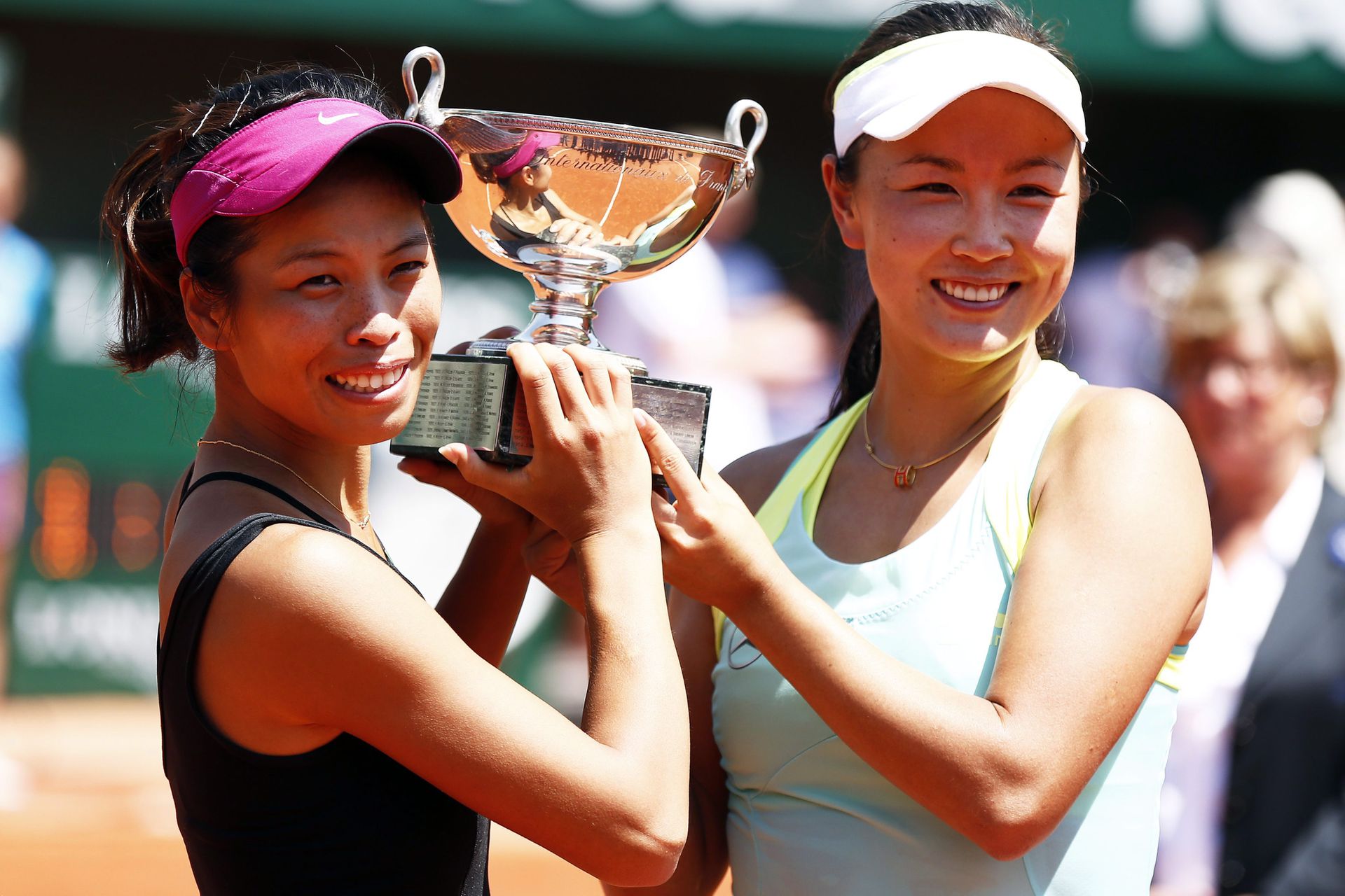 A tajvani Hszieh Szu-vej (b) és kínai Peng Suaj páros a bajnoki trófeával a francia nemzetközi teniszbajnokság női párosversenyének döntőjében a párizsi Roland Garros Stadionban 2014. június 8-án. / Fotó: MTI/EPA/Etienne Laurent