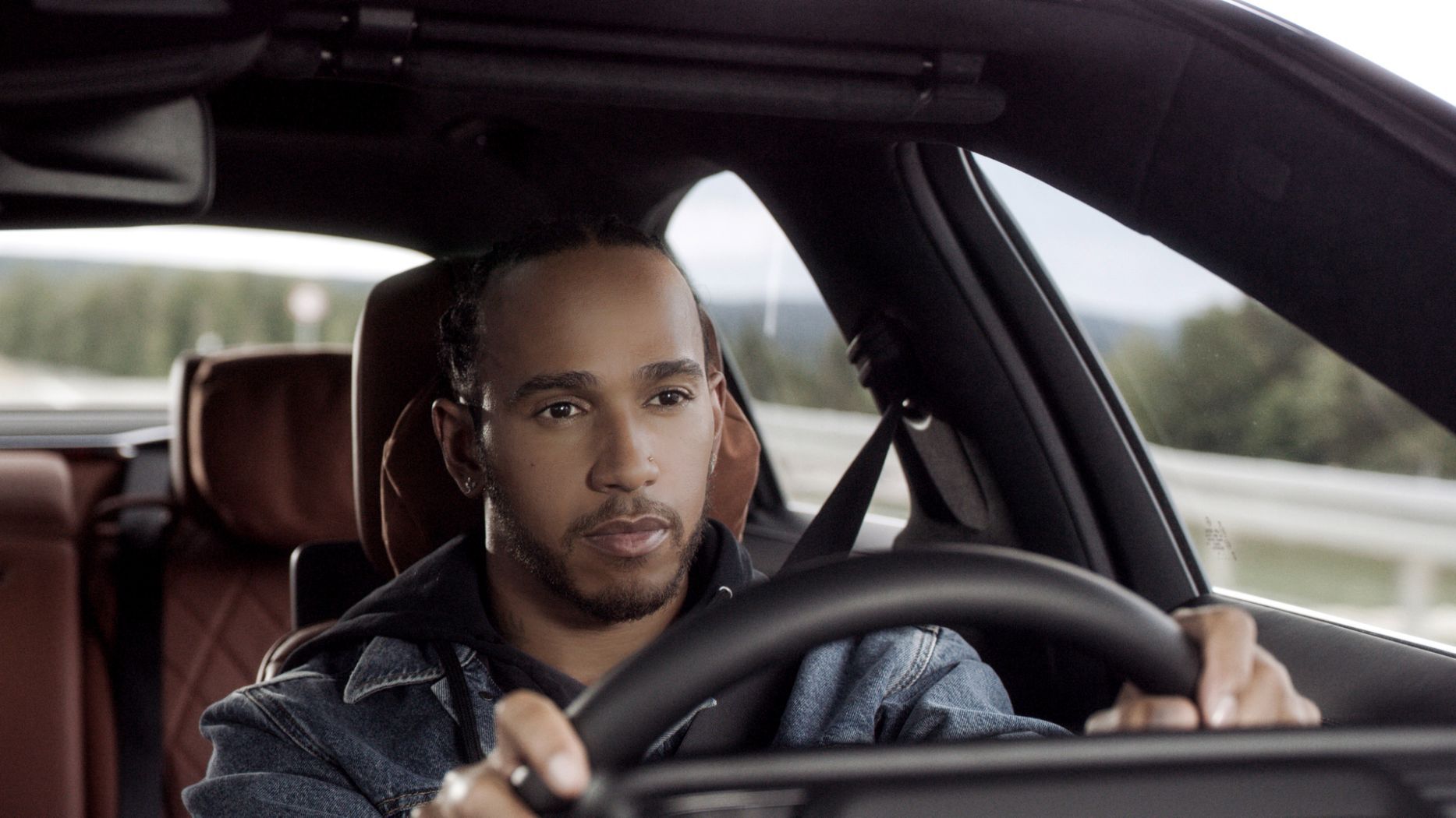 Hamilton óvatos vezető, a türelmetlen sofőröket maga elé engedi... / Fotó: Mercedes-Benz AG