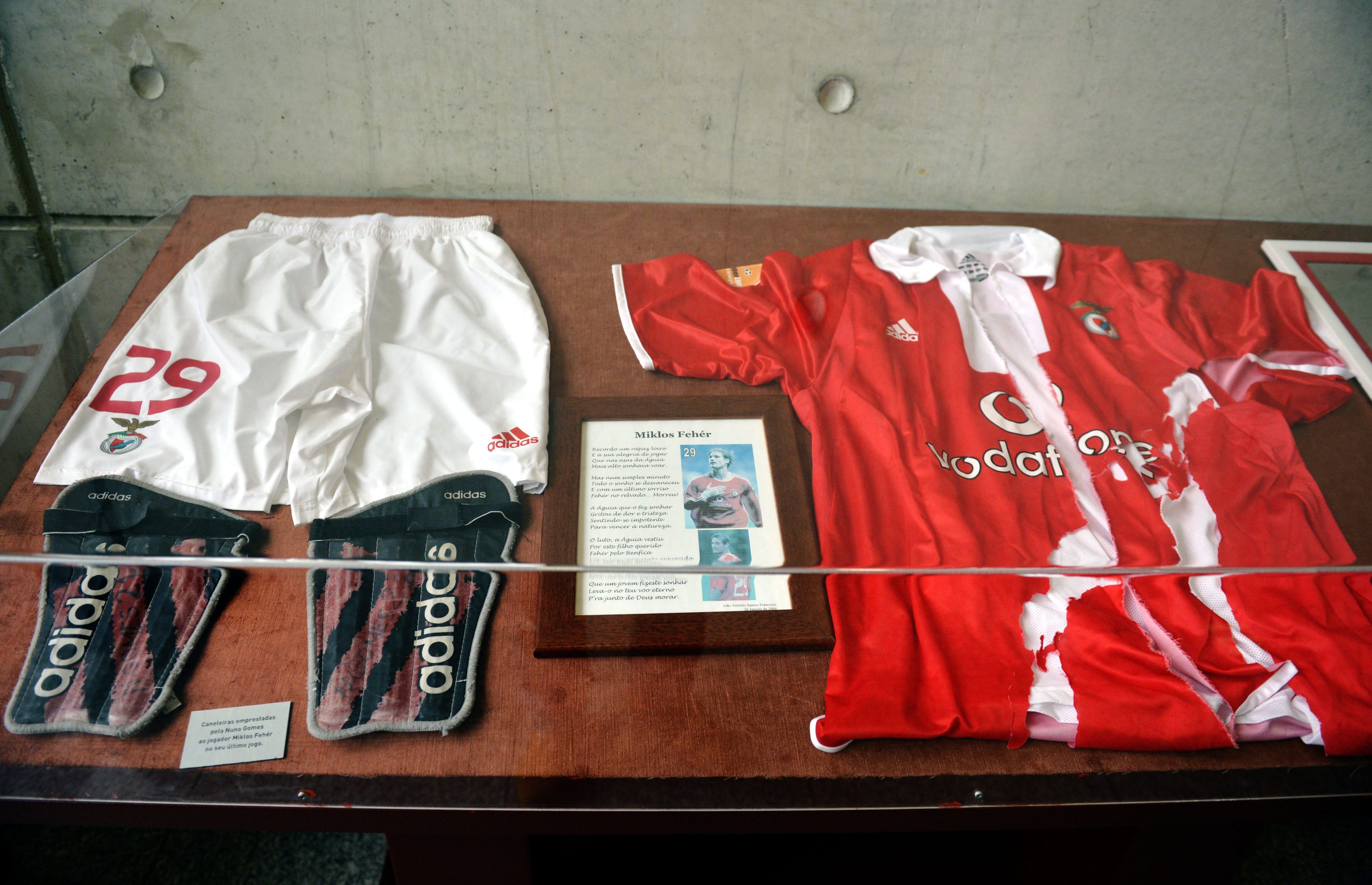 A 2004-ben, a Benfica játékosként meghalt Fehér Miklós magyar válogatott labdarúgó utoljára viselt meze a portugál csapat stadionjában, az Estadio da Luzban. / Fotó: MTI Fotó: Beliczay László