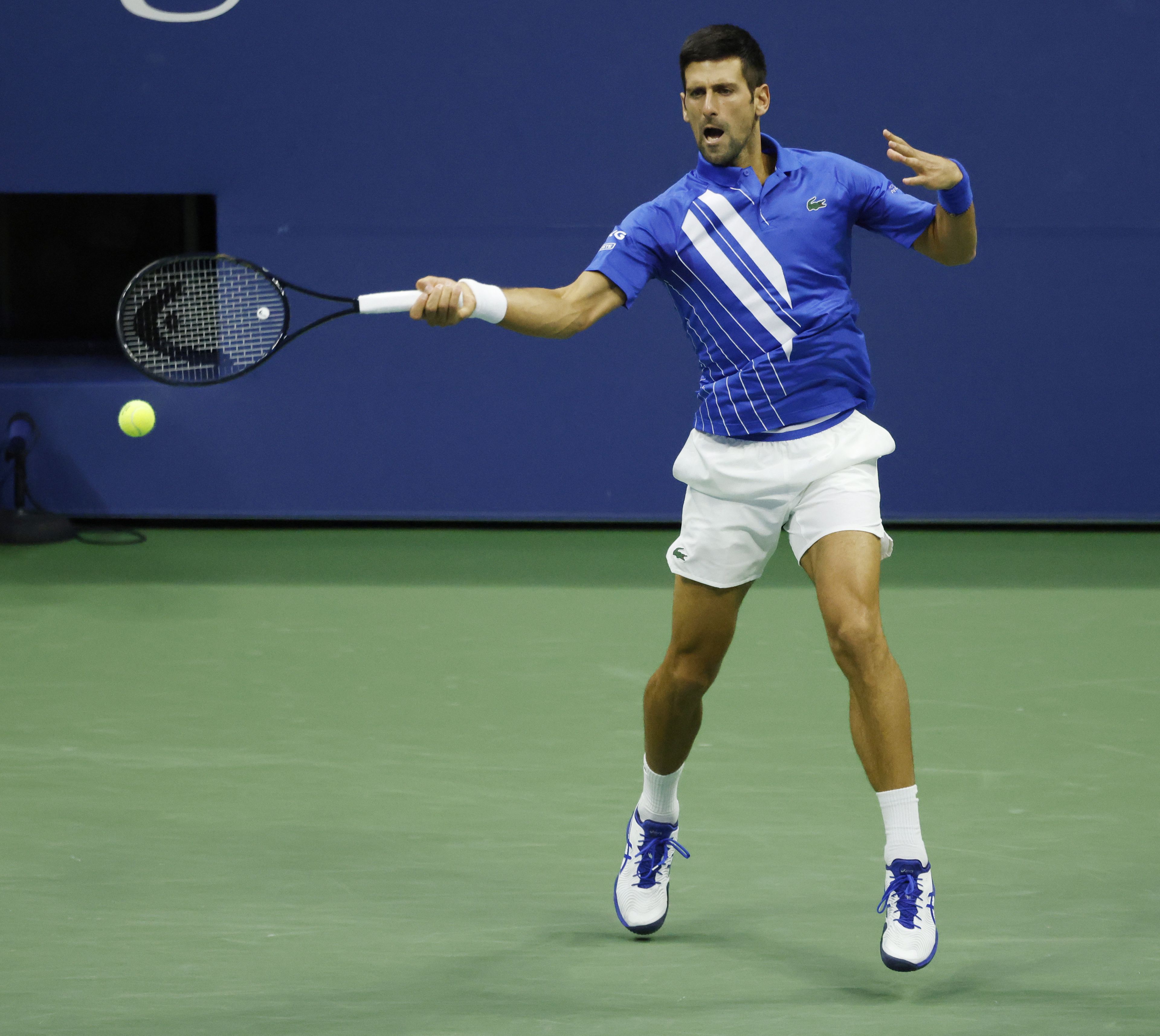 A világelső szerb Novak Djokovic a német Jan-Lennard Struff ellen játszik az amerikai nyílt teniszbajnokság férfi egyes versenyében a New York-i Flushing Meadowsban 2020. szeptember 4-én. / Fotó: MTI/EPA/Jason Szenes
