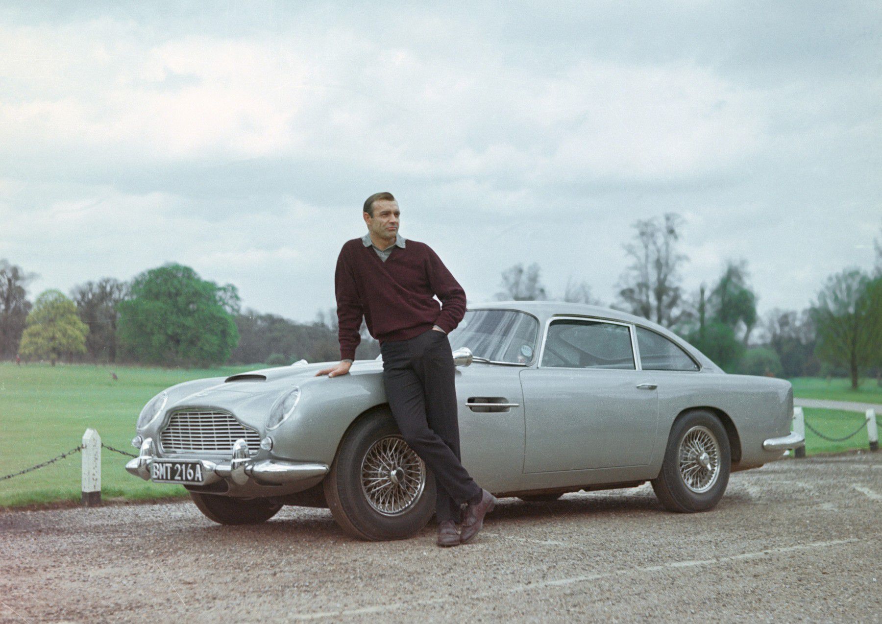 A leghíresebb James Bond az ikonikus Aston Martin DB5-ös modellel a Goldfinger című filmben /Fotó: profimedia
