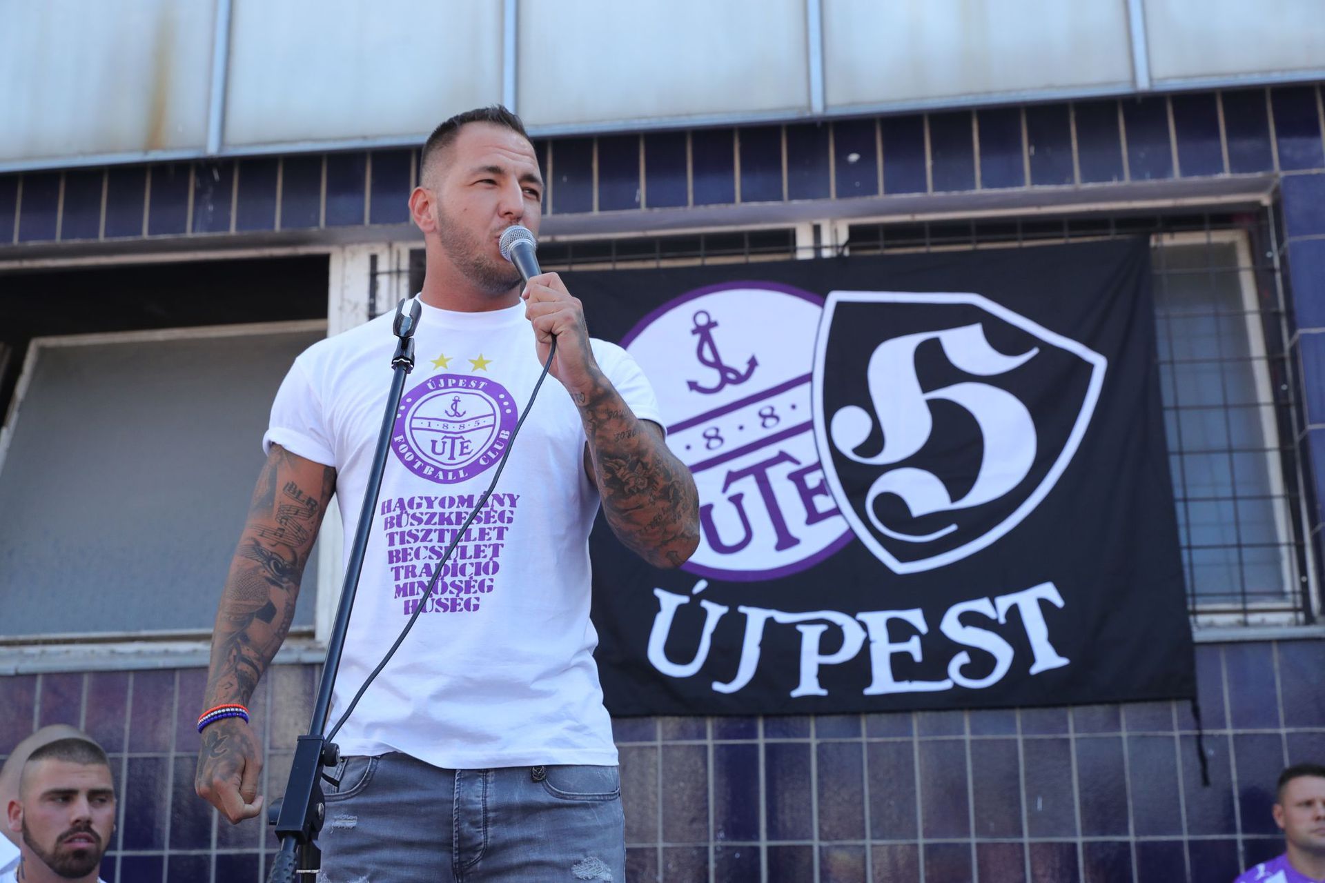 A rapper Curtis és vele együtt a többi újpesti drukker több mint 4 éve harcol a csapat régi címeréért/Blikk-Grnák László