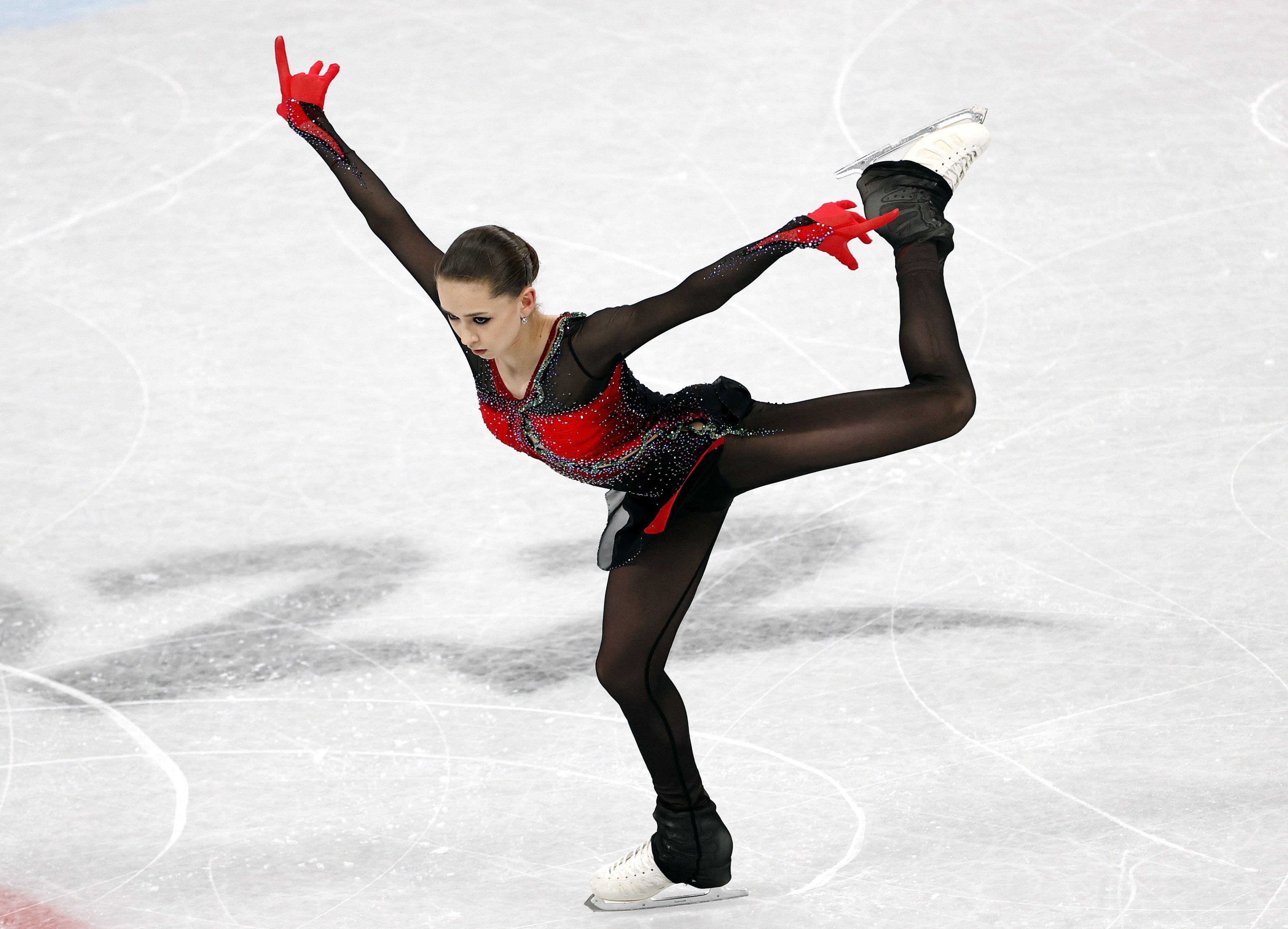 Az orosz Kamila Valijeva bemutatja kűrjét a női műkorcsolyázók egyéni versenyében a 2022-es pekingi téli olimpián, a Fővárosi Fedett Stadionban (Fotó: MTI/EPA/Hou Hvi Jung)