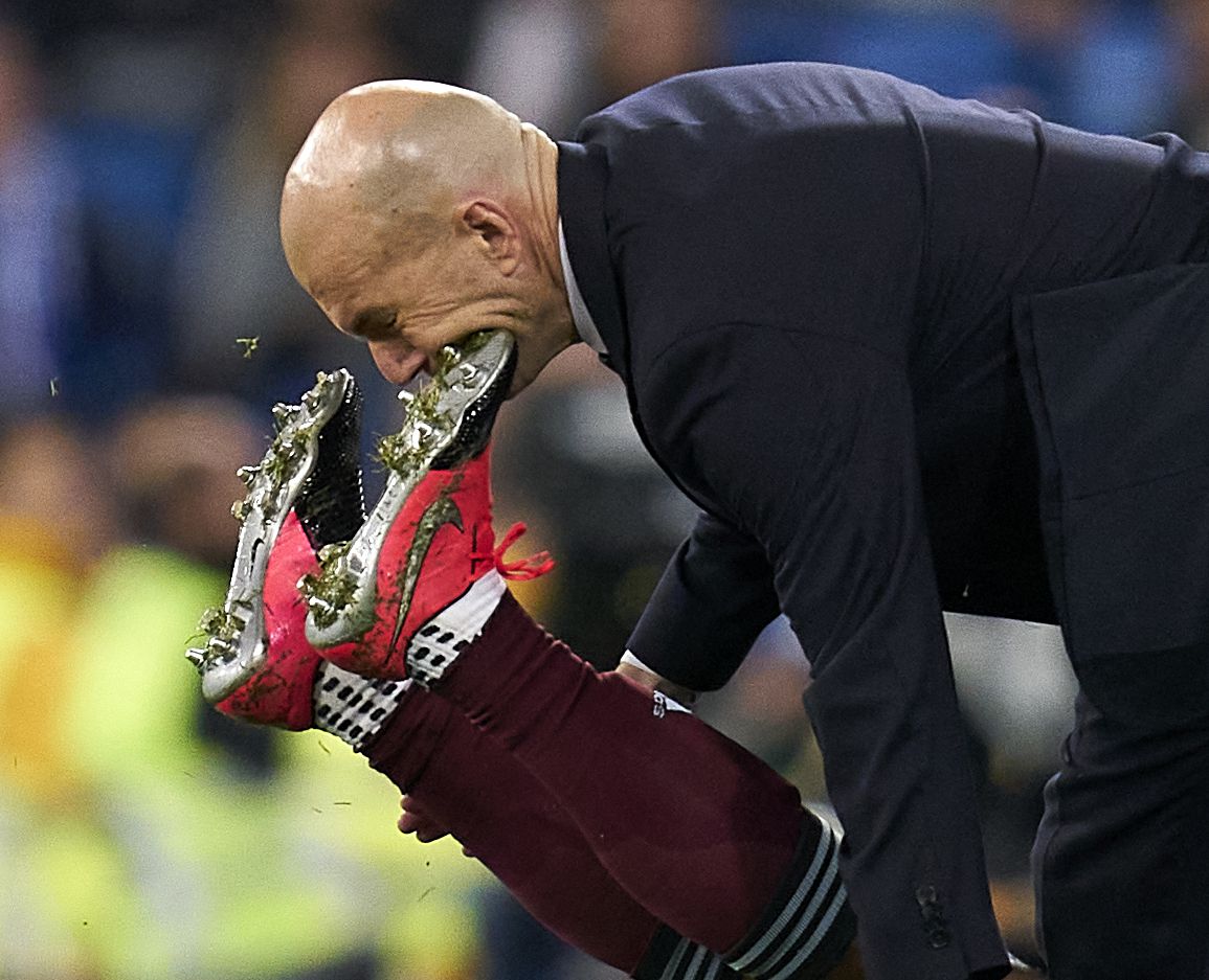Zinédine Zidane-t, a Real edzőjét véletlenül rúgta fejbe Joseph Aidoo – a pontvesztés jobban fájt a trénernek/ Fotó: GettyImages