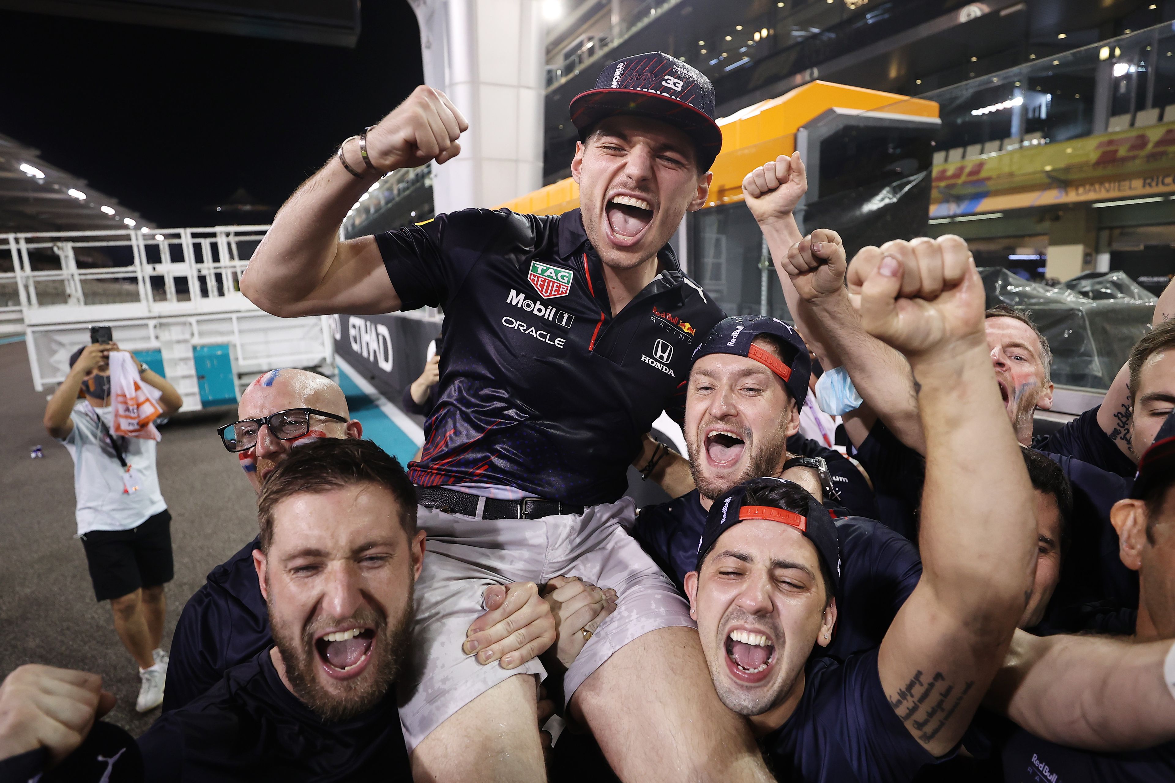 Max Verstappen sokat köszönhet a Red Bull Racing tagjainak, minden egyes győzelmét velül ünnepelte, így a világbajnoki címét is / Fotó: Getty Images