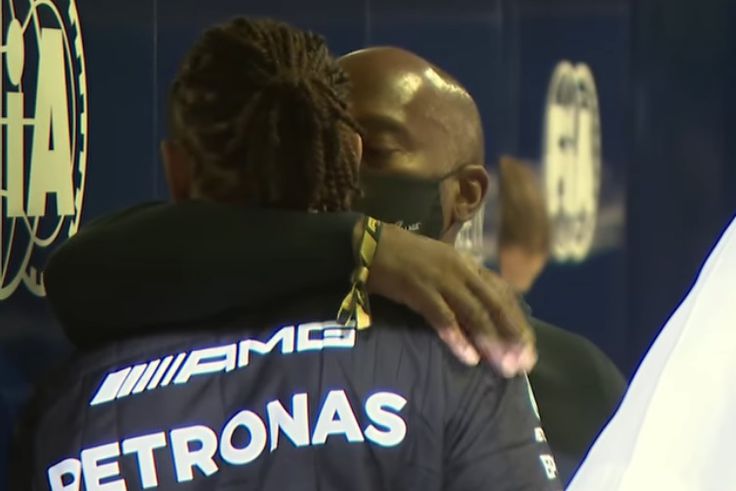 Édesapja vállán omlott össze Lewis Hamilton az elveszített vb-cím után – videó
