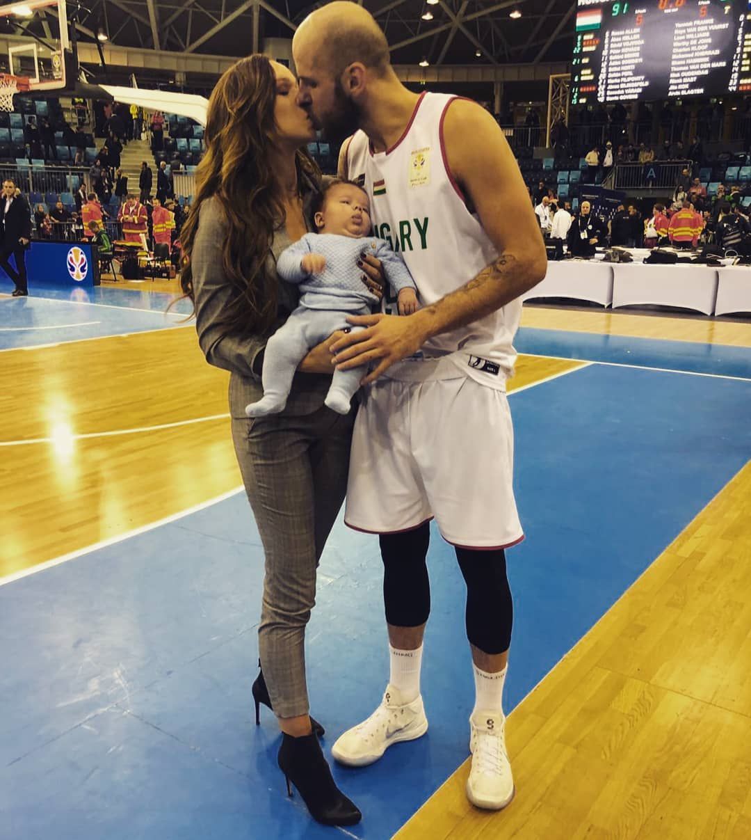 A válogatott kosárlabdázó, Vojvoda Dávid felesége és gyermeke hazaköltözött Magyarországra