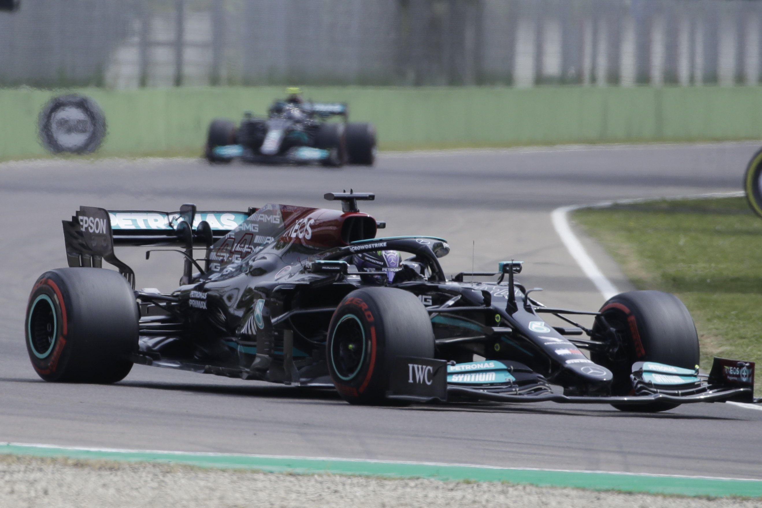 Lewis Hamiltonnak sikerült legjobban a szombati, F1-es időmérő, Sergio Pérez volt a meglepetésember. /Fotó: MTI/AP/Luca Bruno