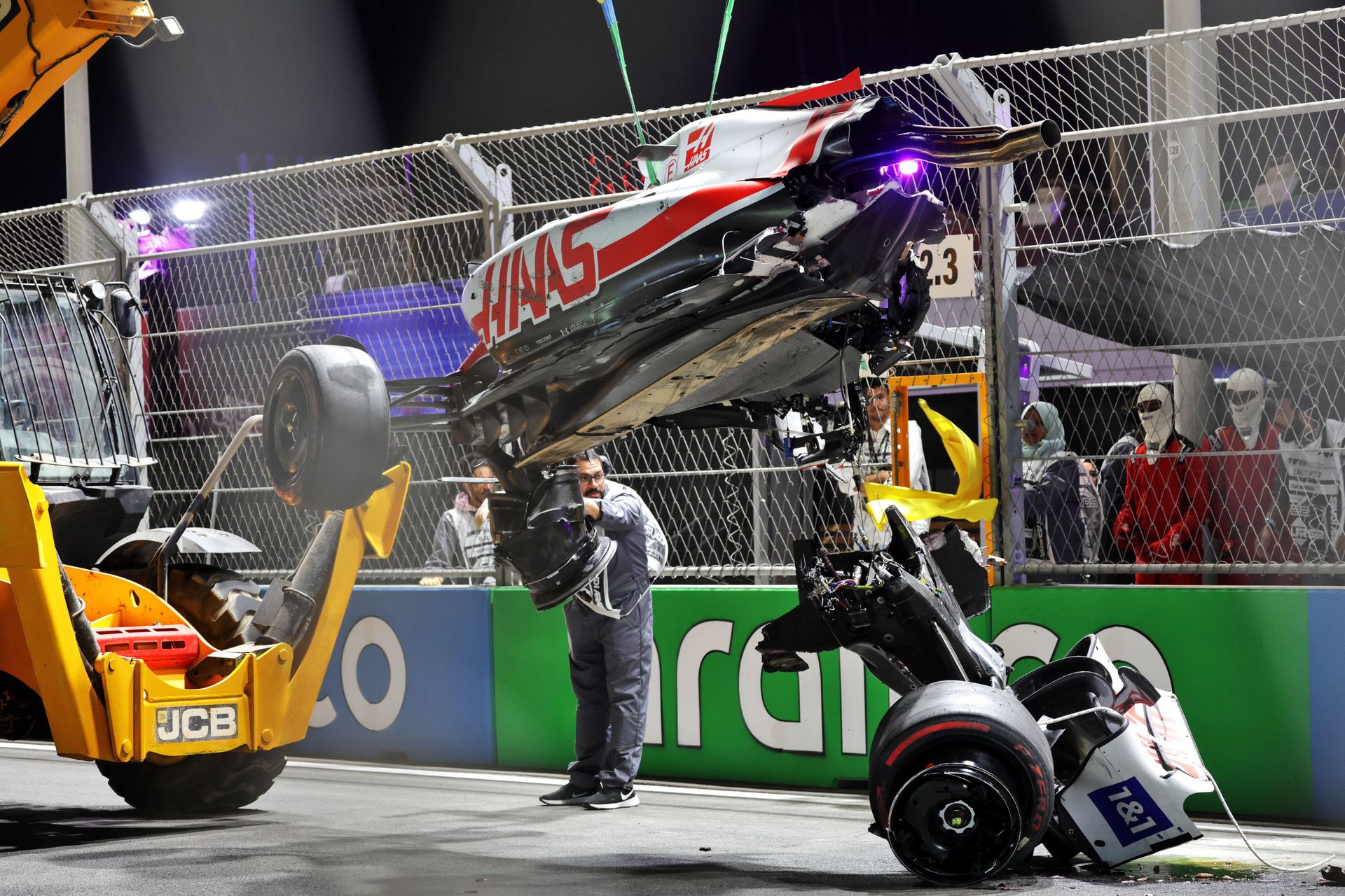 Schumacher Haasa rommá tört, de így is maradt használható része /Fotó: Profimedia