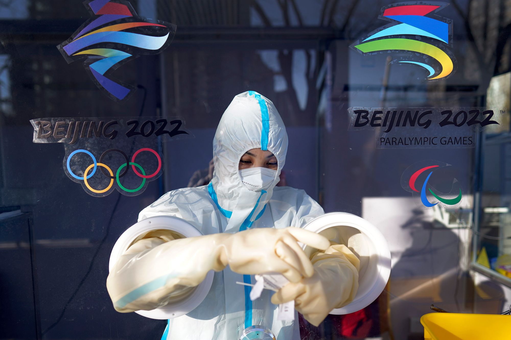 Védőöltözetet viselő dolgozó felkészül, hogy mintát vegyen koronavírusteszthez Pekingben 2022. február 1-jén, három nappal a 2022-es pekingi téli olimpia kezdete előtt. / Fotó: MTI/AP/David J. Phillip