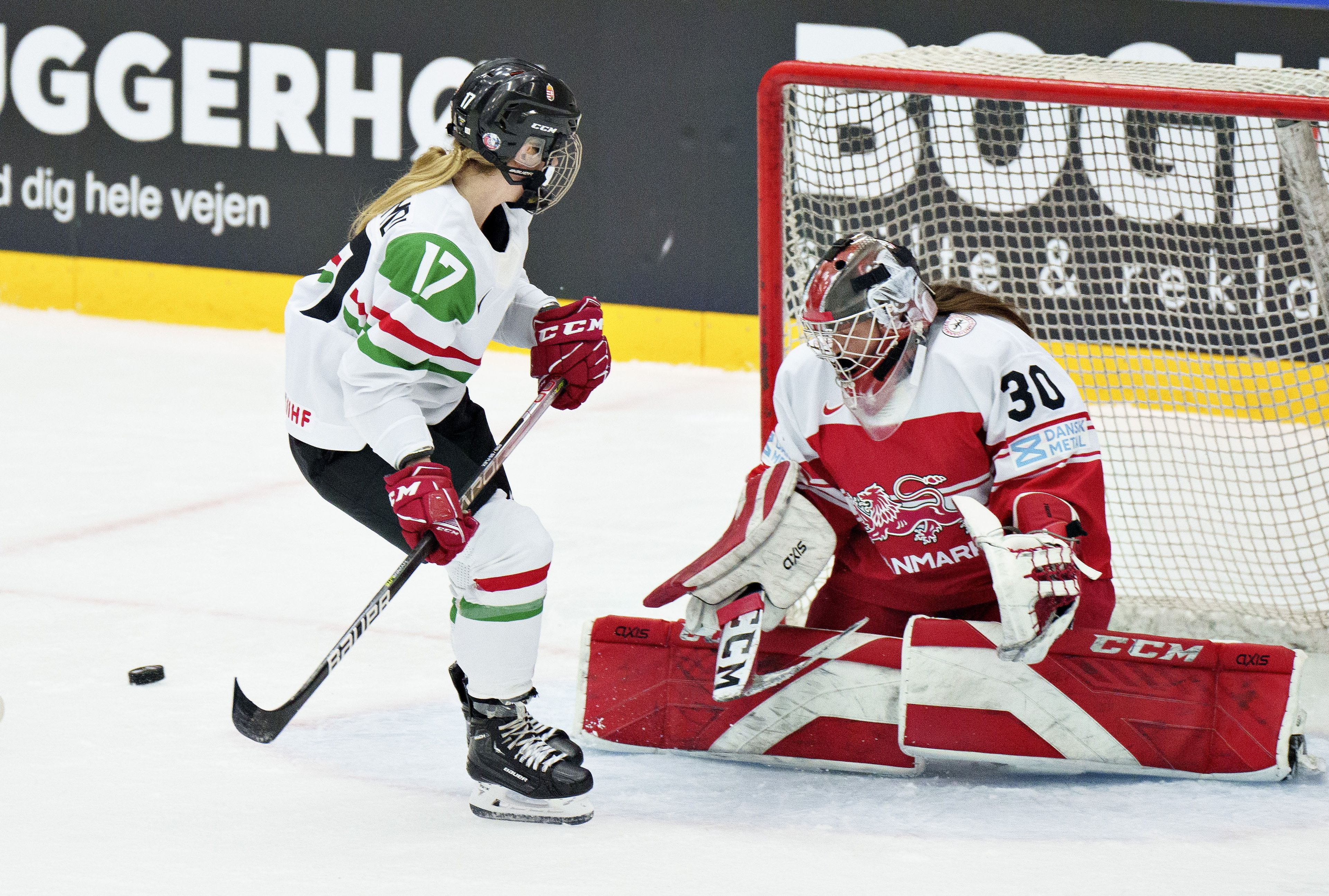 A dán Lisa Jensen (j) és Pázmádi Zsófia a Dániában zajló női jégkorong-világbajnokság B-csoportjában játszott mérkőzésen Frederikshavnben / Fotó: MTI/AP/Ritzau/Henning Bagger