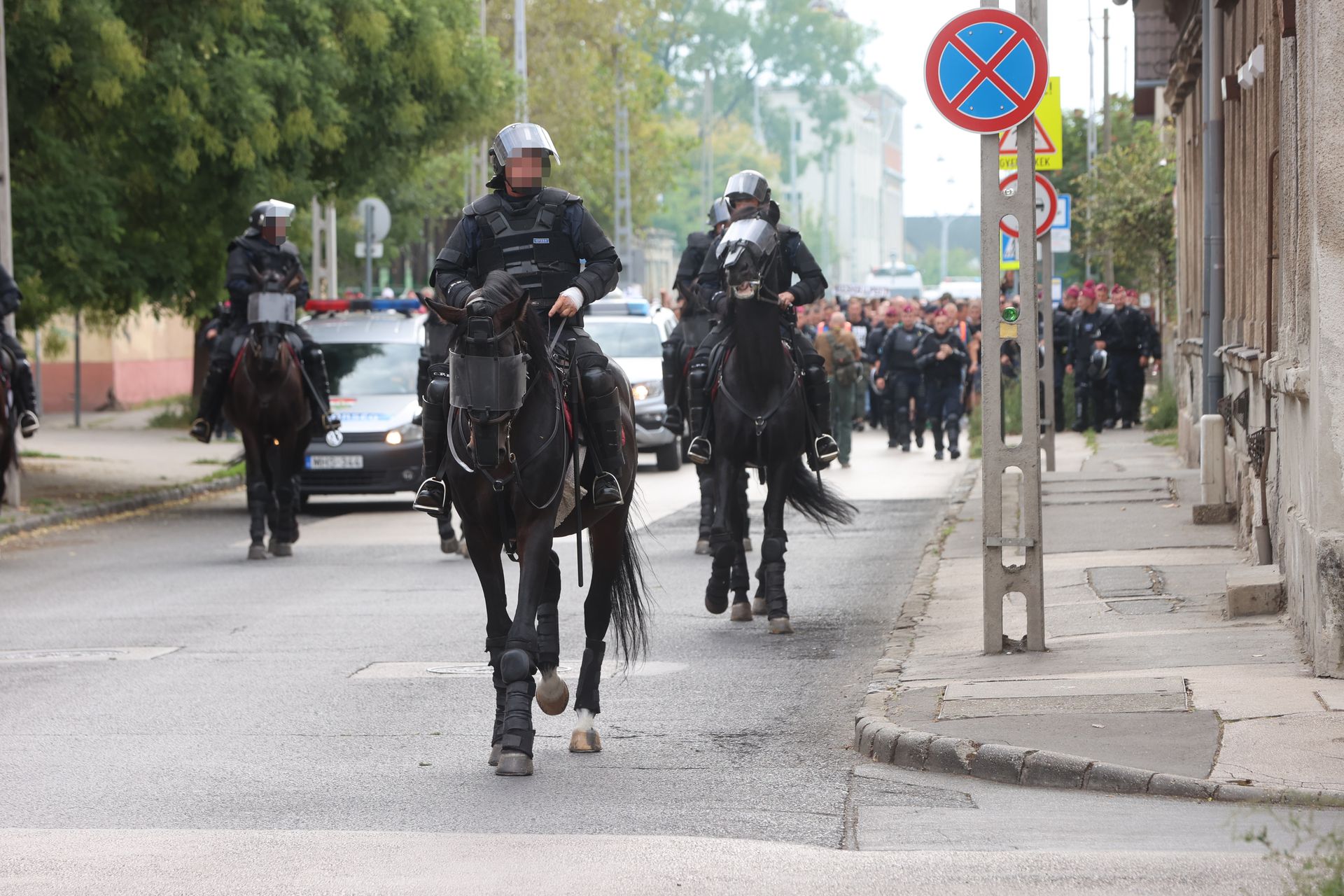 Lovasrendőrök kísérik a Fradi-tábort a Szusza Ferenc-stadionba / Fotó: Blikk/Fuszek Gábor