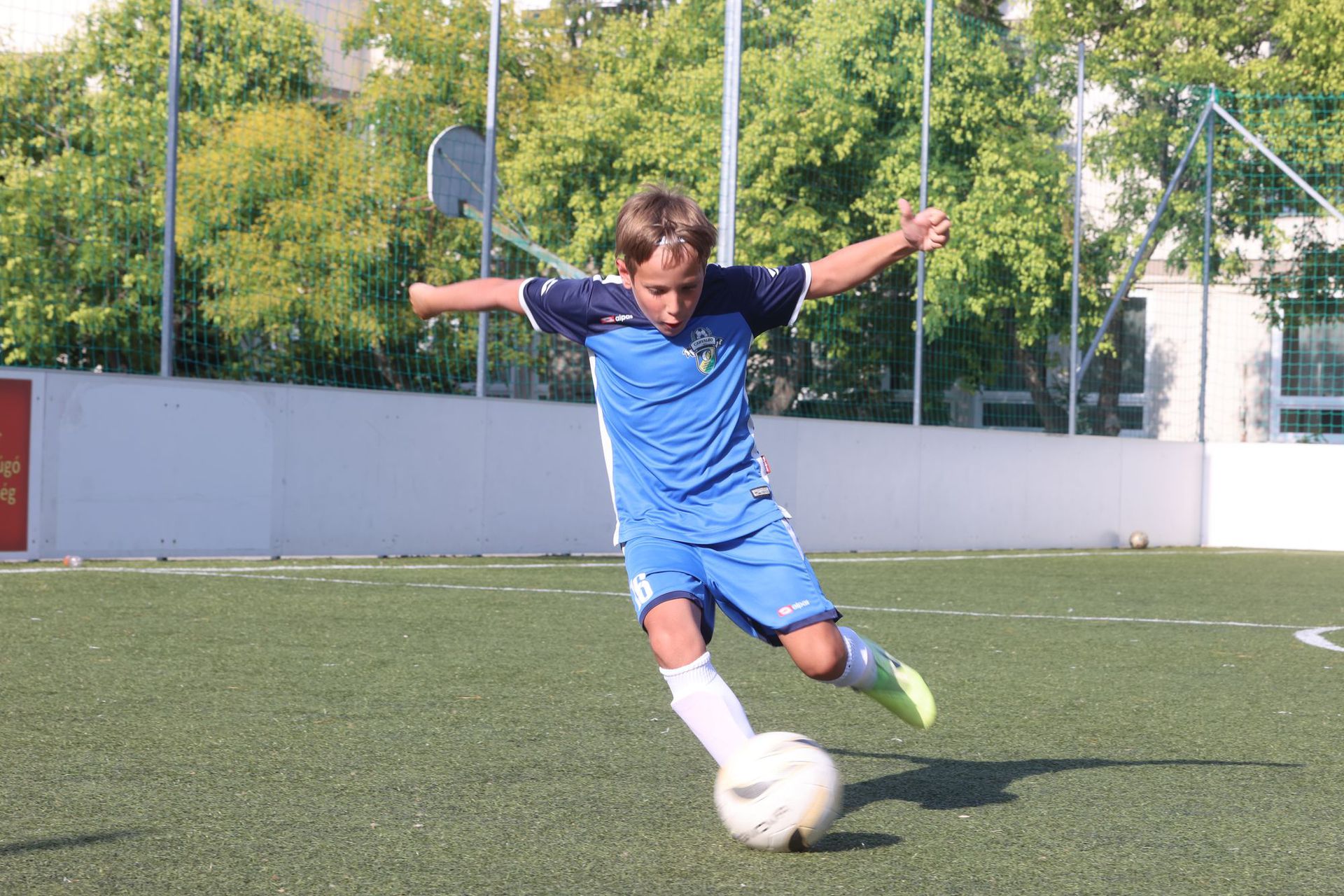 A mozdulat már profi, nem véletlenül, a csepeli focisuliban brazil edzőtől tanulhatnak a gyerekek /Fotó: Fuszek Gábor