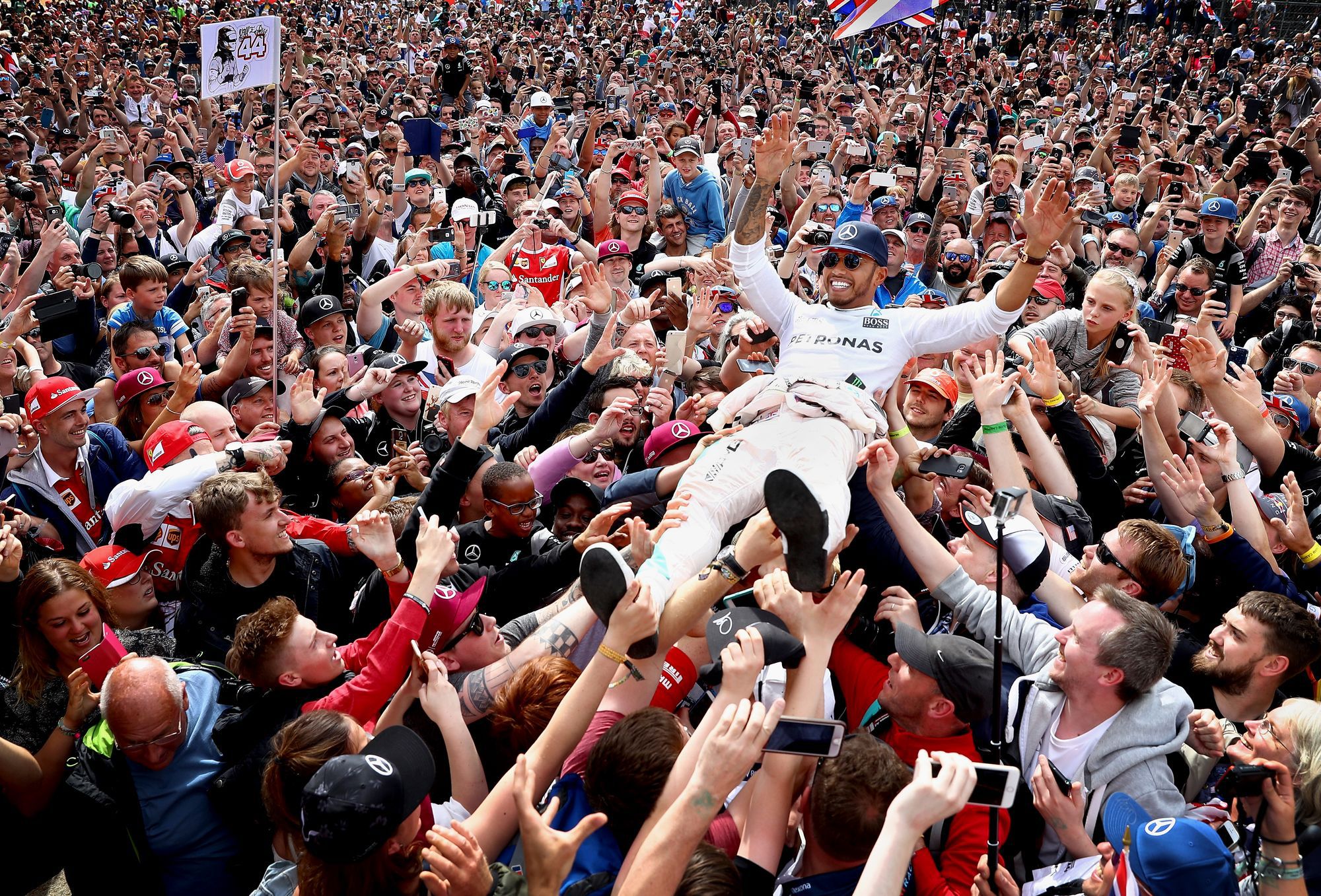Lewis Hamilton a Forma–1 legnagyobb sztárja, s ha idén is győz, abszolút egyeduralkodó lesz a királykategóriában /Fotó: Getty Images