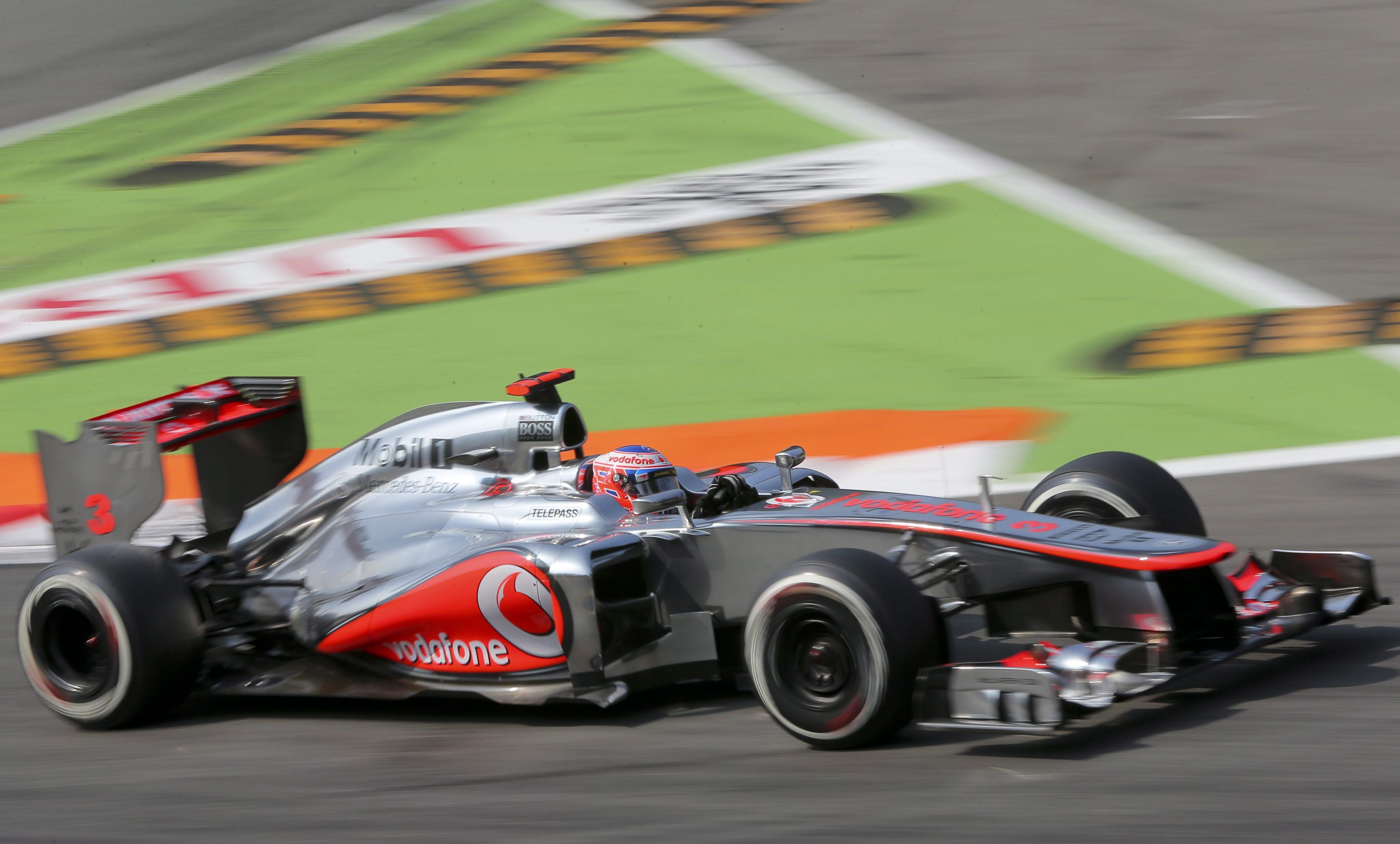 Akár kétmilliárd forintért adhatják el Lewis Hamilton 2010-es autóját. / Fotó: MTI/EPA/Valdrin Xhemaj