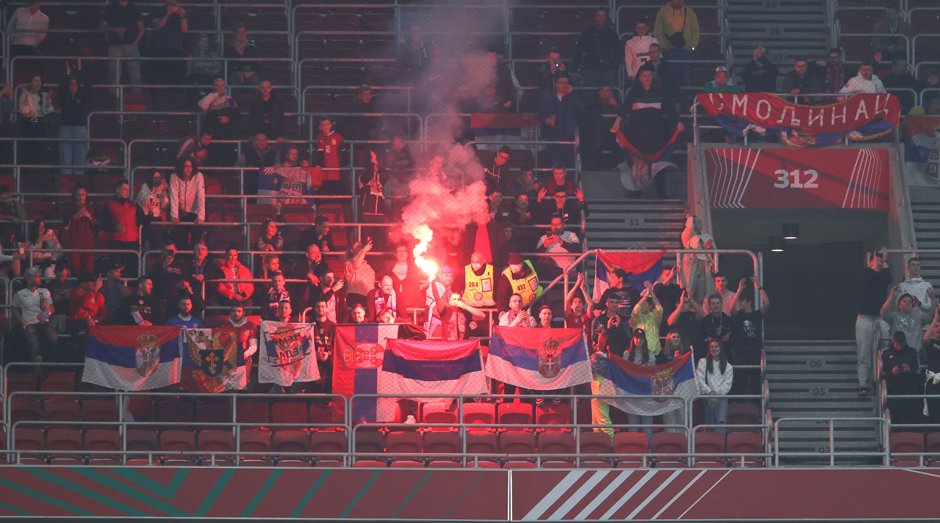 A vendég szurkolók a Magyarország-Szerbia felkészülési labdarúgó mérkőzésen / Fotó: Blikk/Zsolnai Péter