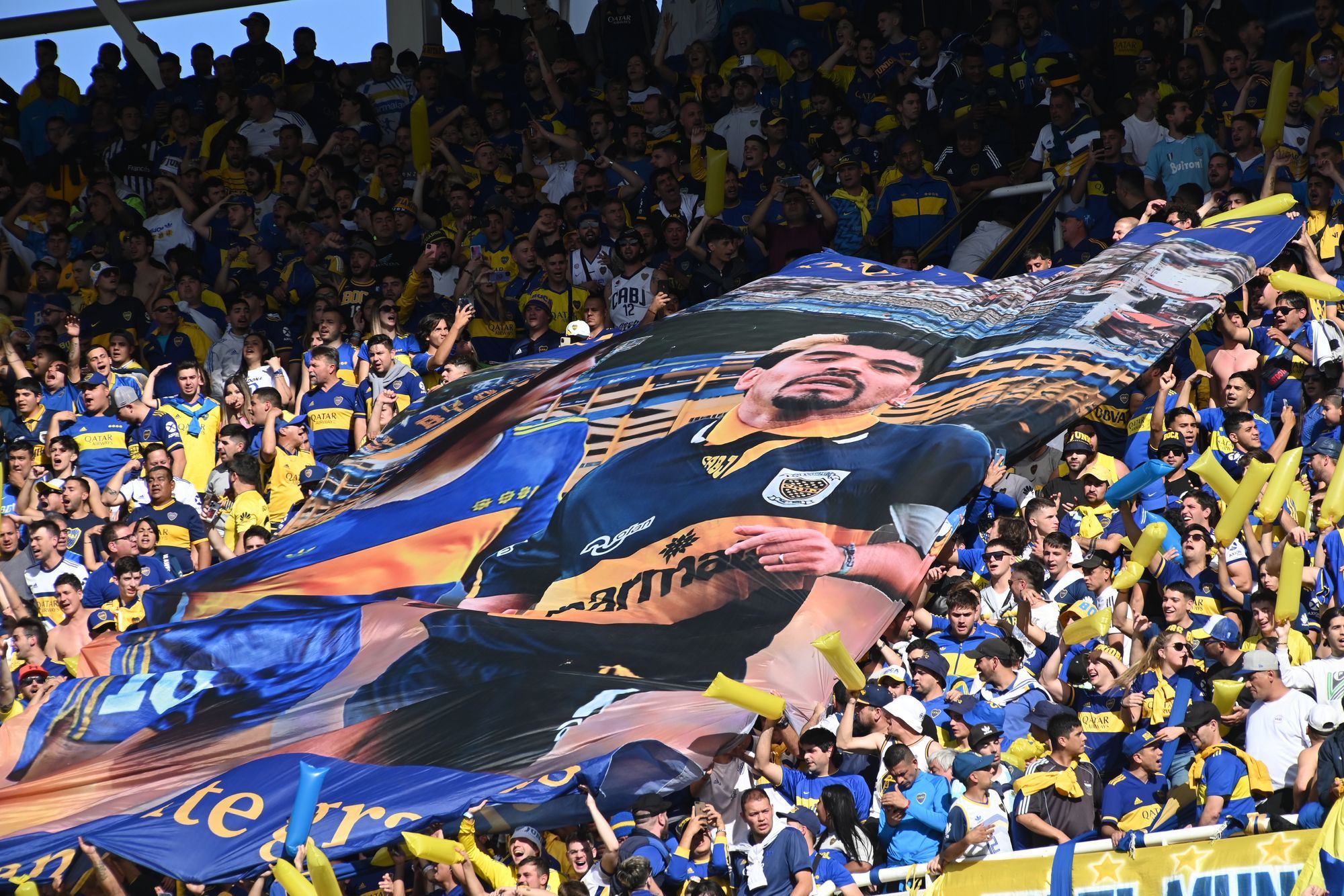 A Boca szurkolói az argentin legenda Diego Armando Maradona képével ellátott transzparenssel szurkolnak a Boca Juniors és a Tigre közötti argentin első osztályú bajnokság döntőjében, a córdobai Mario Alberto Kempes stadionban / Fotó: EPA/Ariel A Carreras