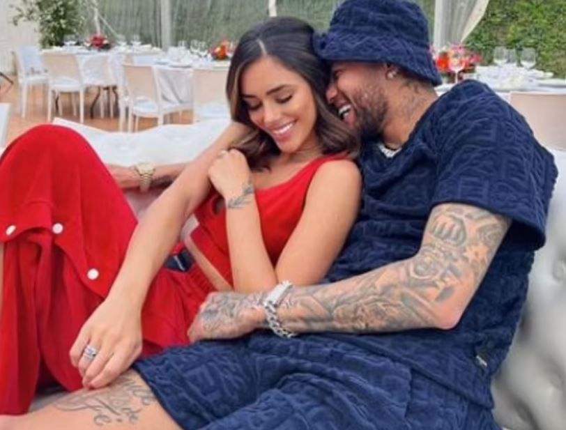 Neymar szerelmesen andalgott a brazil modell barátnőjével, Bruna Biancardival a házában tartott bajnoki fiesztán/Instagram