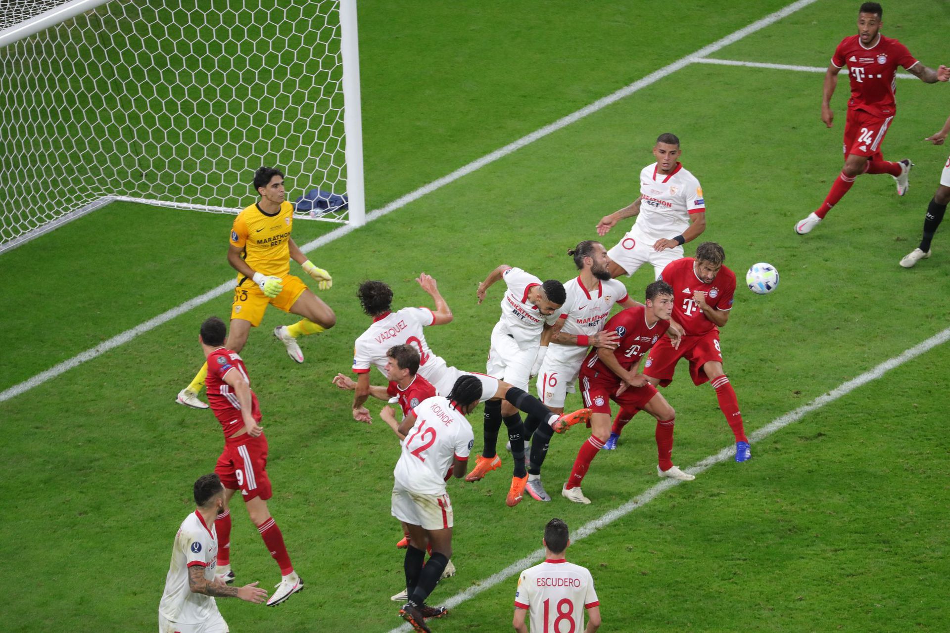A Bayern és a Sevilla izgalmas meccset játszott, s ezt most a helyszínen is látták szurkolók /Fotó: Varga Imre