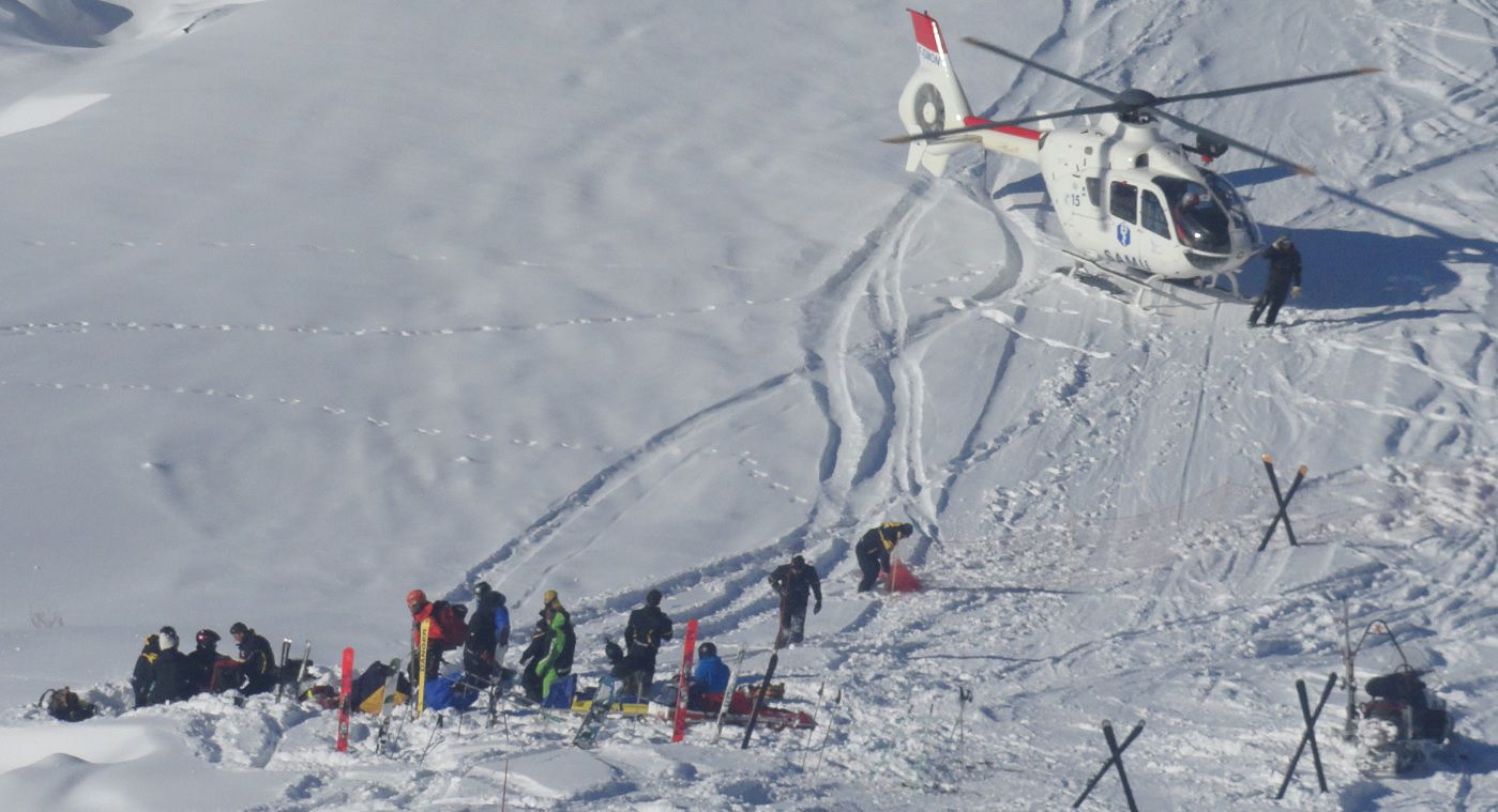 Mentőhelikopter Meribelben, Schumacher síbalesetének helyszínén hét évvel ezelőtt / Fotó:  Nortfoto