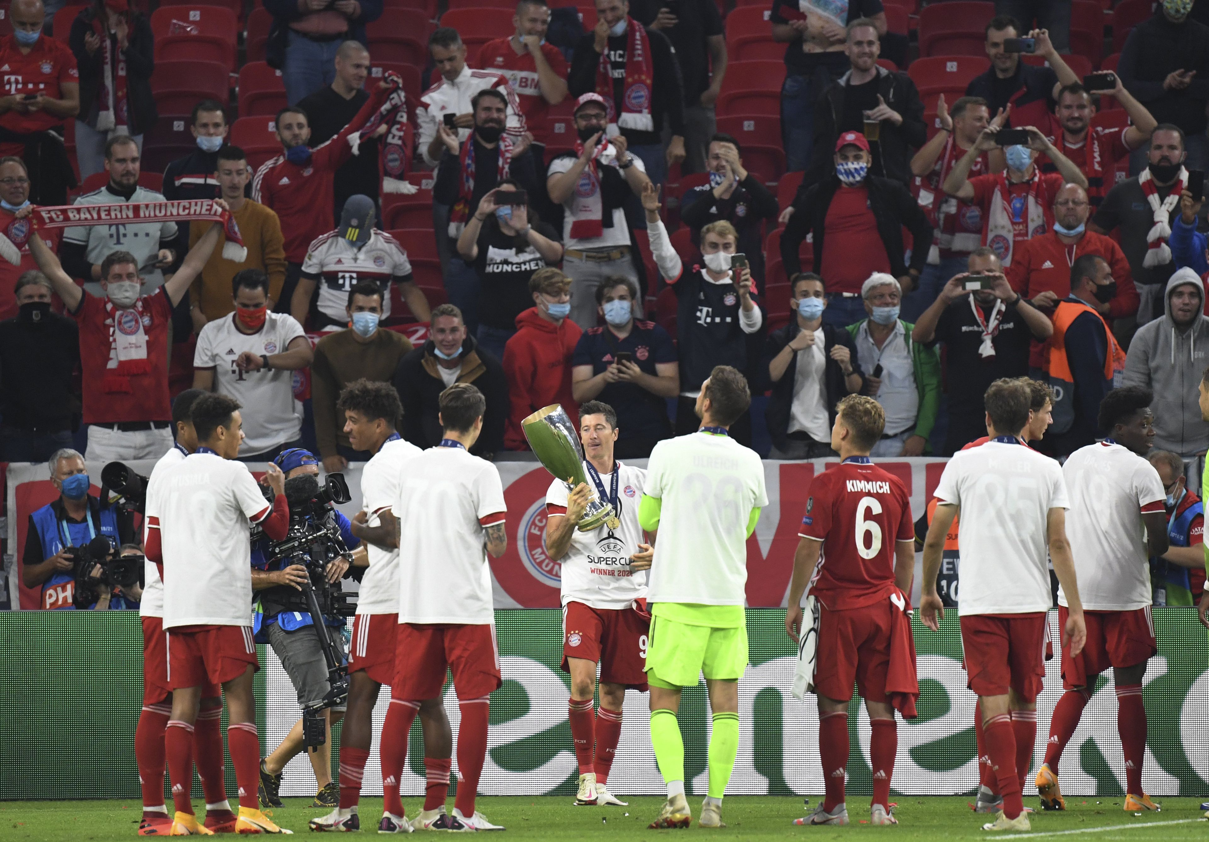 A Bayern idén sok mindent megnyert, de csak most, Budapesten tudott együtt ünnepelni szurkolóival /Fotó: MTI-Illyés Tibor