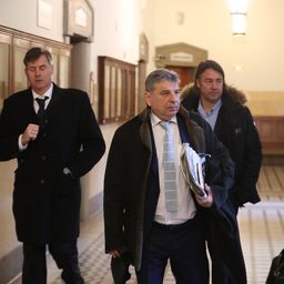 Nem sikerült a békítés: tovább folytatódik a megvádolt vízilabdázók és a tévések pere