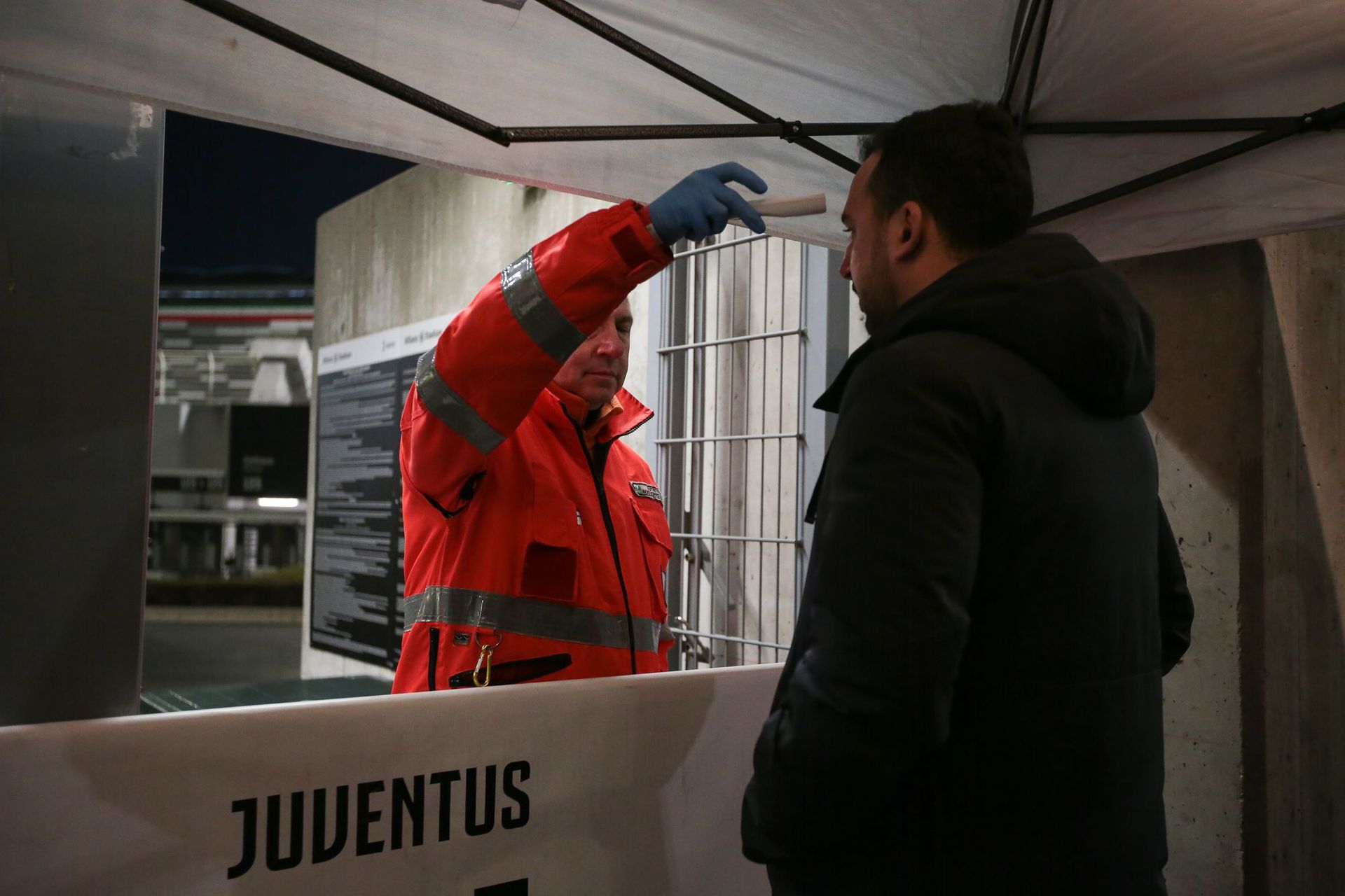 Akik bemehettek a Juve stadionjába, például az újságírók, ellenőrzésen estek át. Fotó: GETTY IMAEGS