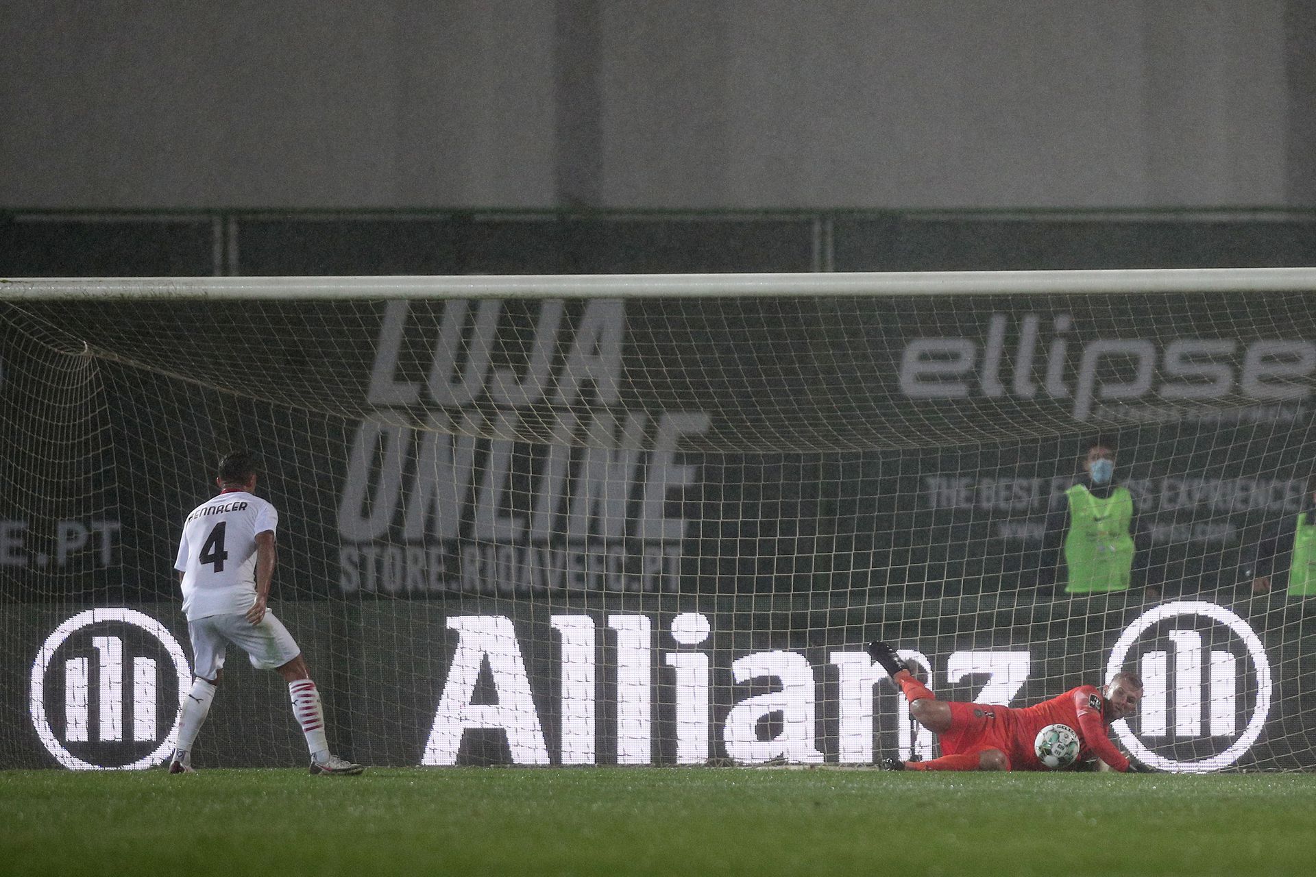 A rúgásoknál Bennacer (balra) és a Milan több focistája is hibázott, ám ez nem volt végzetes. /Fotó: Profimedia