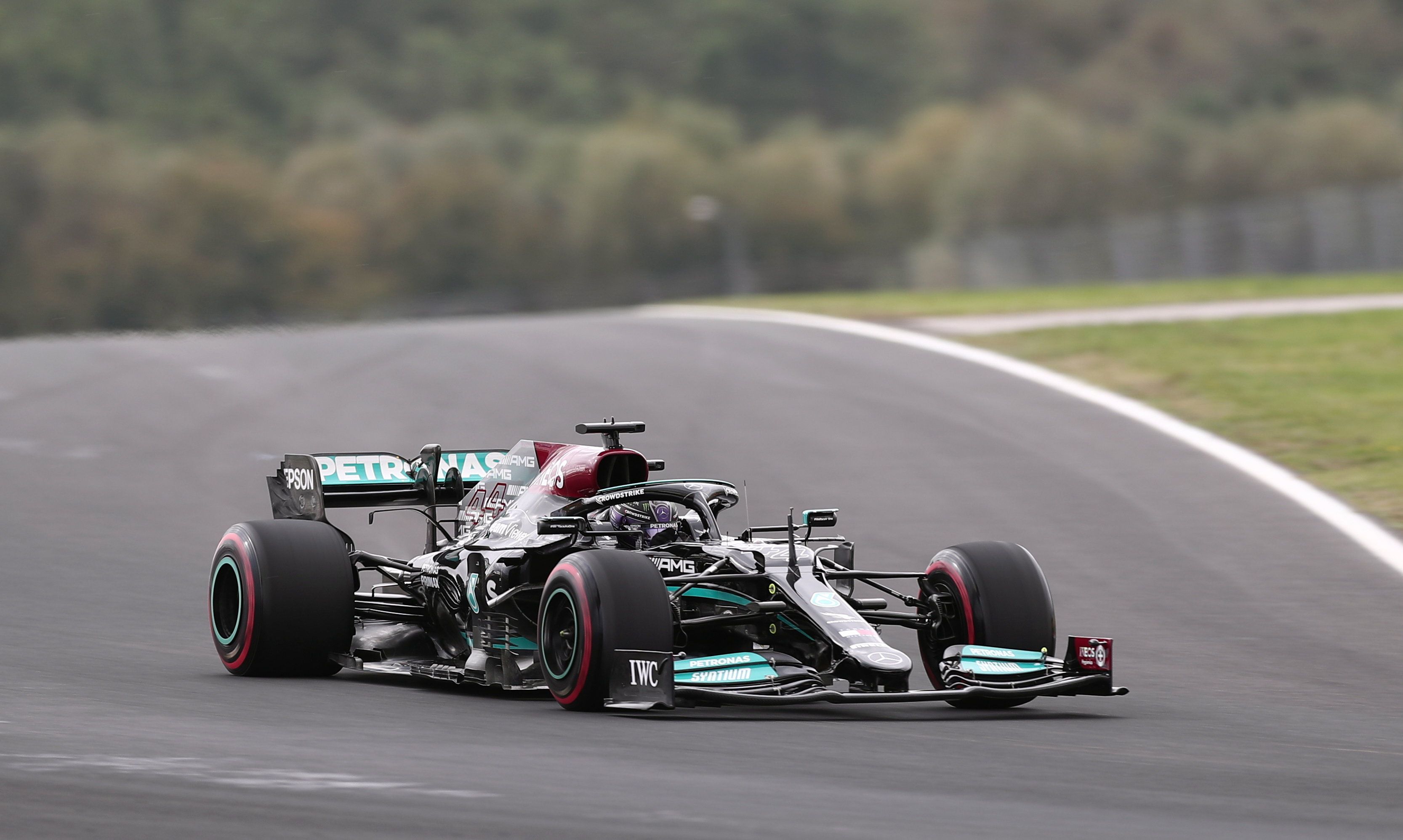 Lewis Hamilton, a Mercedes brit versenyzője a Forma-1-es autós gyorsasági világbajnokság Török Nagydíjának időmérő edzésén az isztambuli pályán. / Fotó: MTI/EPA/Sedat Suna