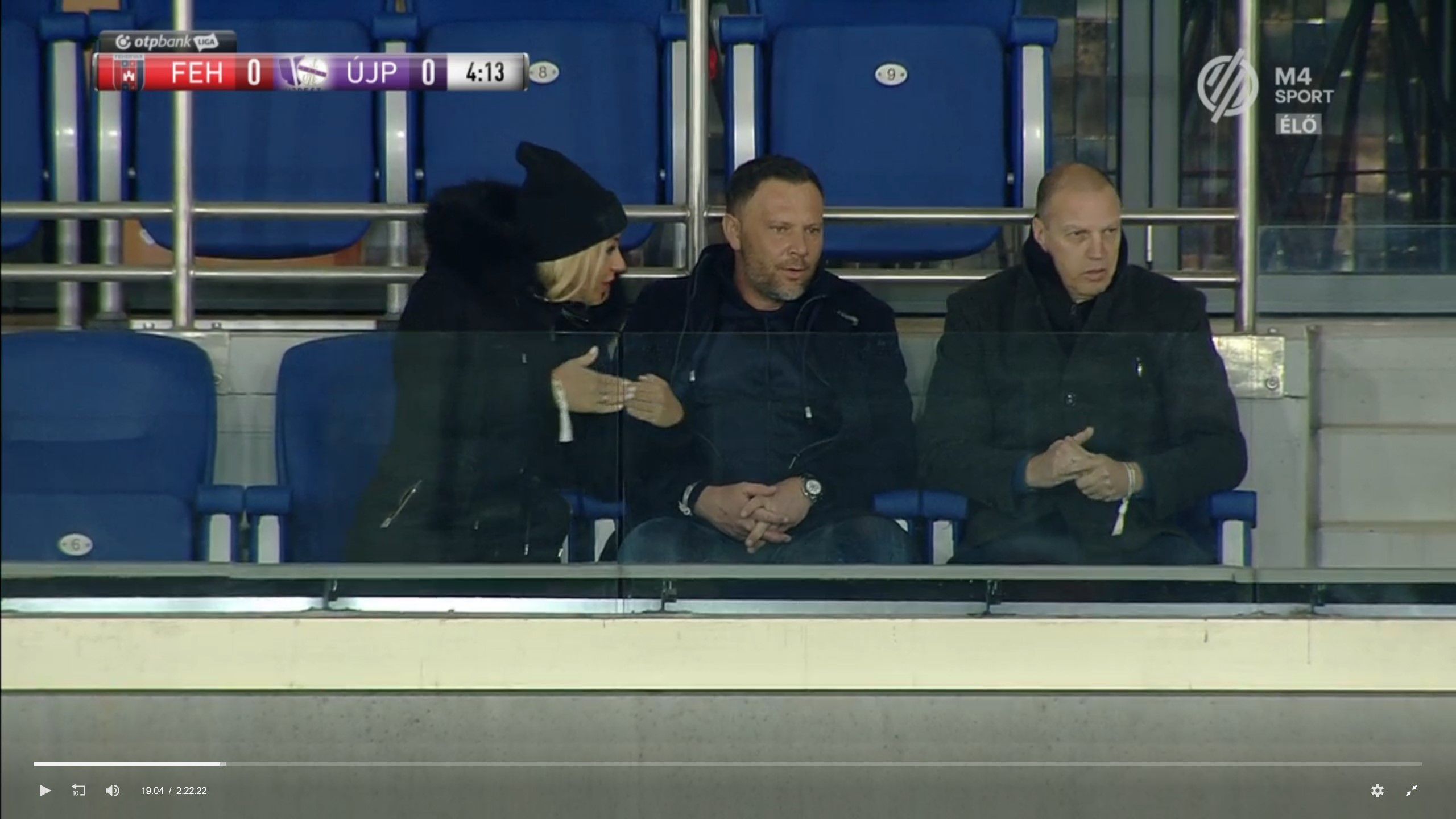 Dárdai (középen) a februári, Újpest elleni bajnokit is együtt nézte a Sóstói Stadionban Sallói István sportigazgatóval / Fotó: M4Sport