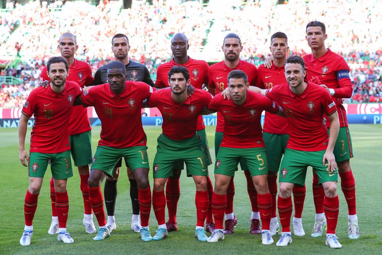 Nem tudja levetkőzni furcsa szokását Cristiano Ronaldo: a válogatott csapatfotóján is „pipiskedett”