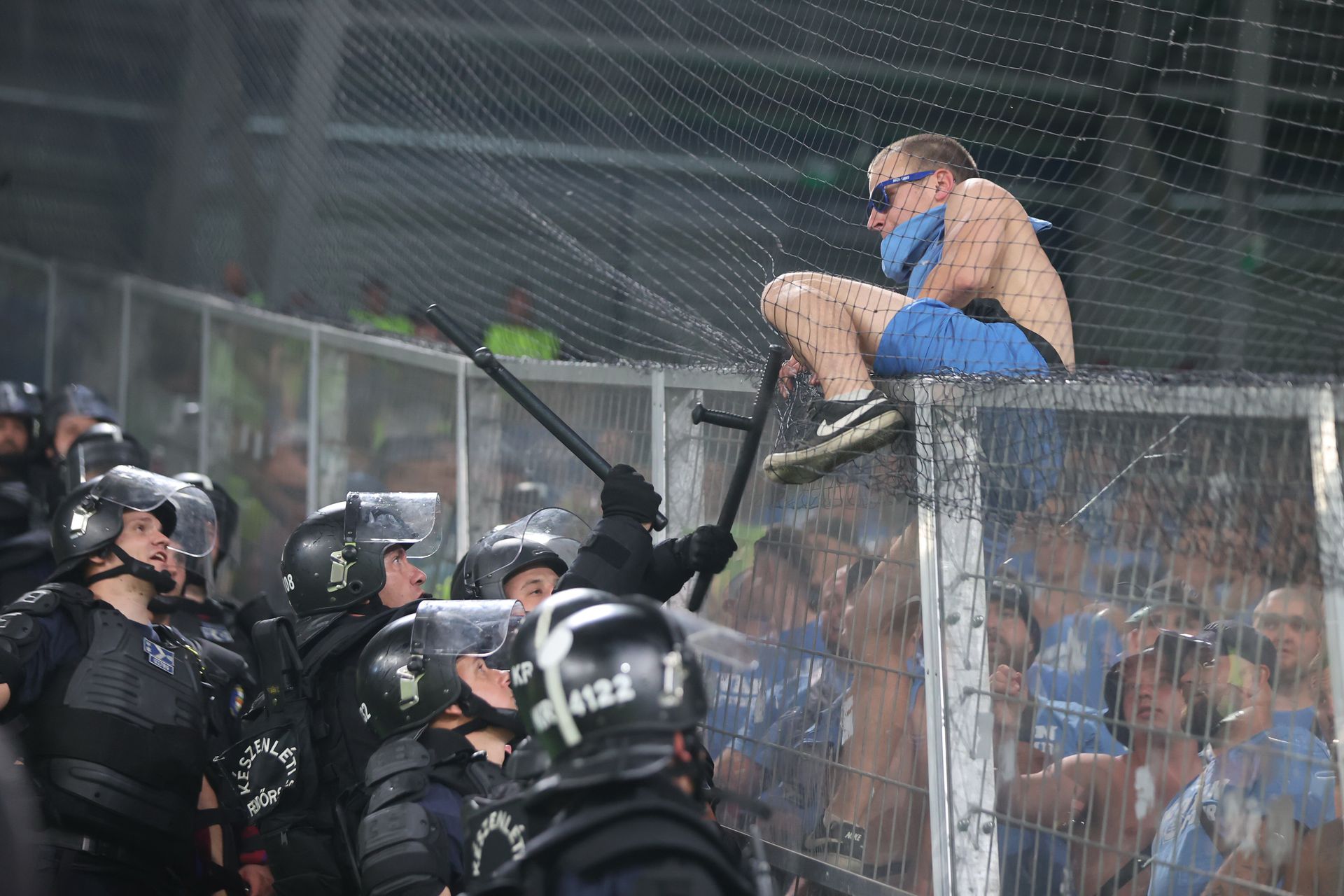 A magyar rendőröknek a szlovák szurkolókkal is volt dolguk /Fotó: Fuszek Gábor